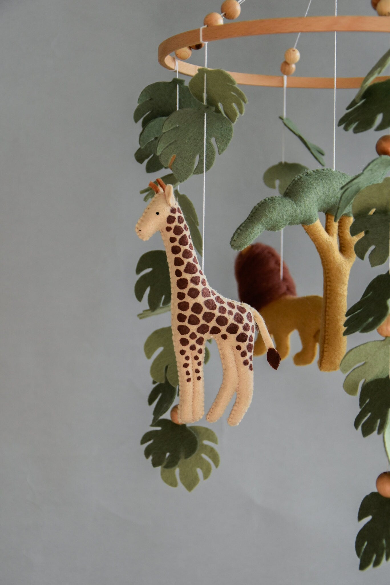 Safari mobile with felt, giraffe, lion, elephant, monstera leaves, tree and wooden pearls, different animals possible.