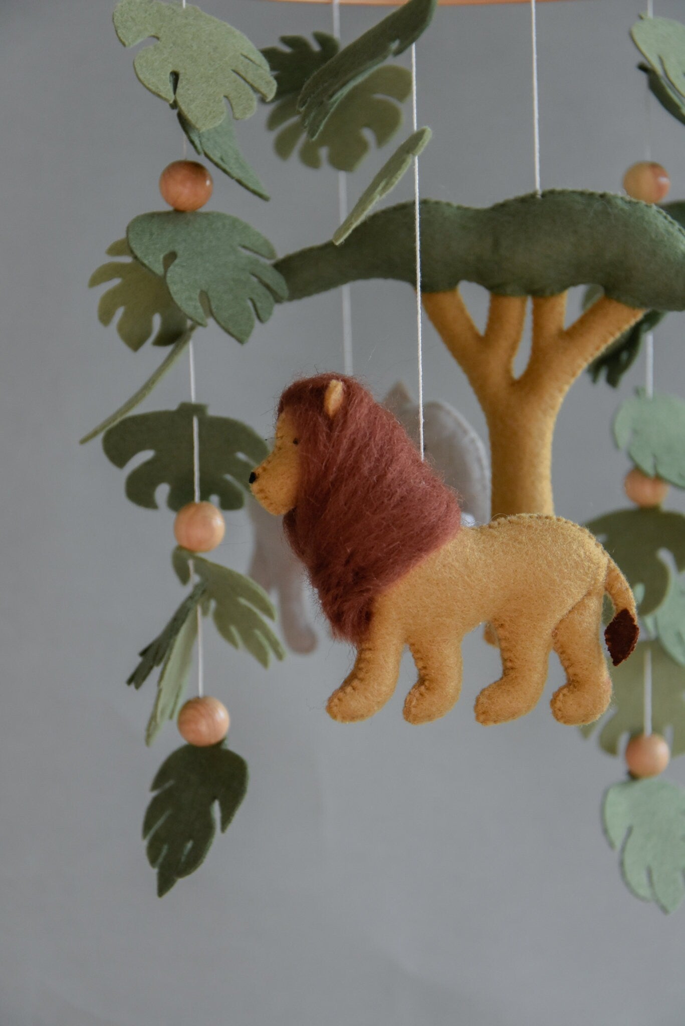 Safari mobile with felt, giraffe, lion, elephant, monstera leaves, tree and wooden pearls, different animals possible.