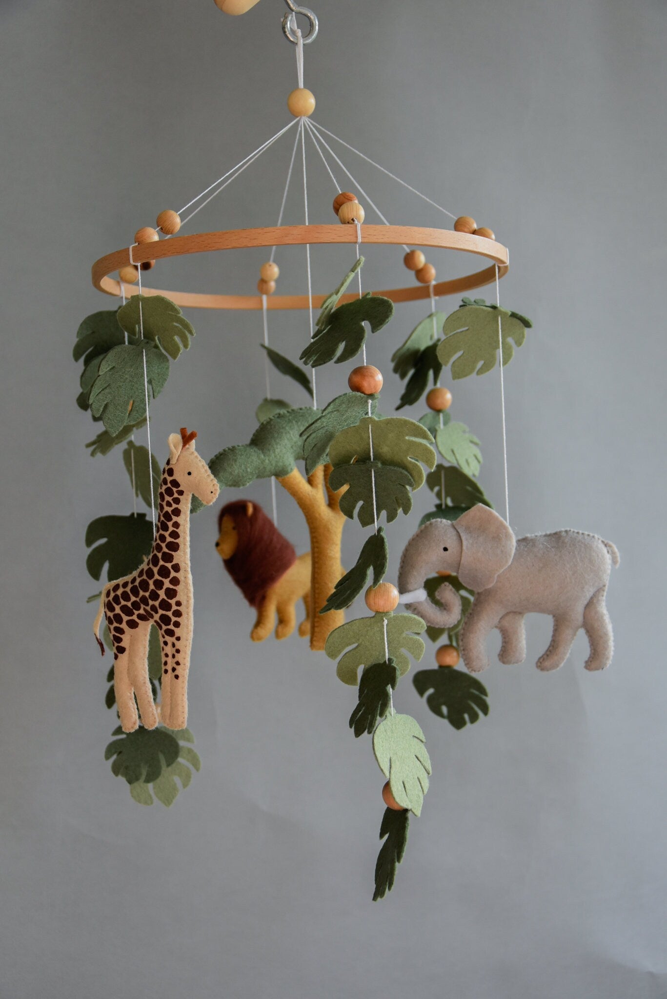 Safari mobile with felt, giraffe, lion, elephant, monstera leaves, tree and wooden pearls, different animals possible.