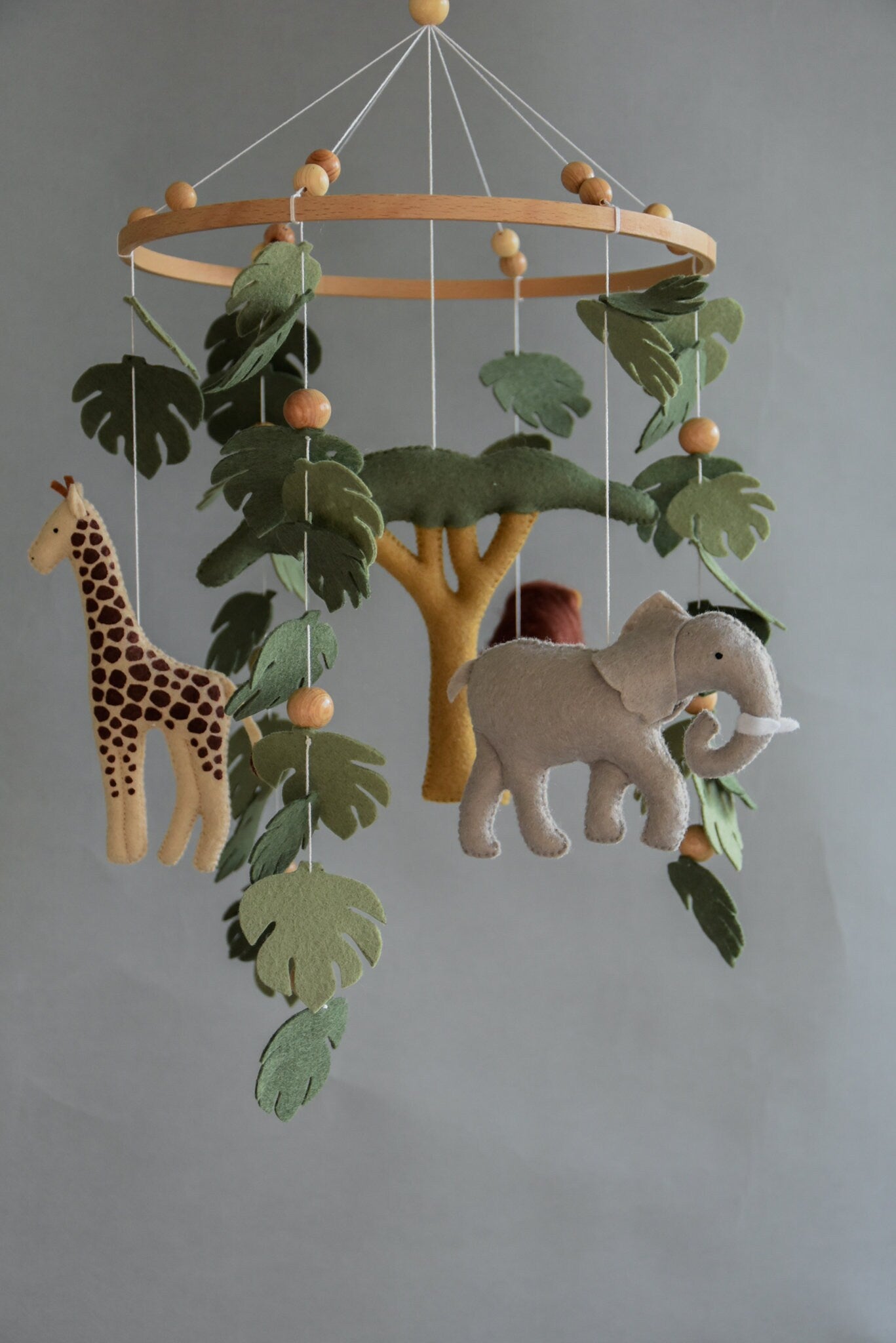 Safari mobile with felt, giraffe, lion, elephant, monstera leaves, tree and wooden pearls, different animals possible.