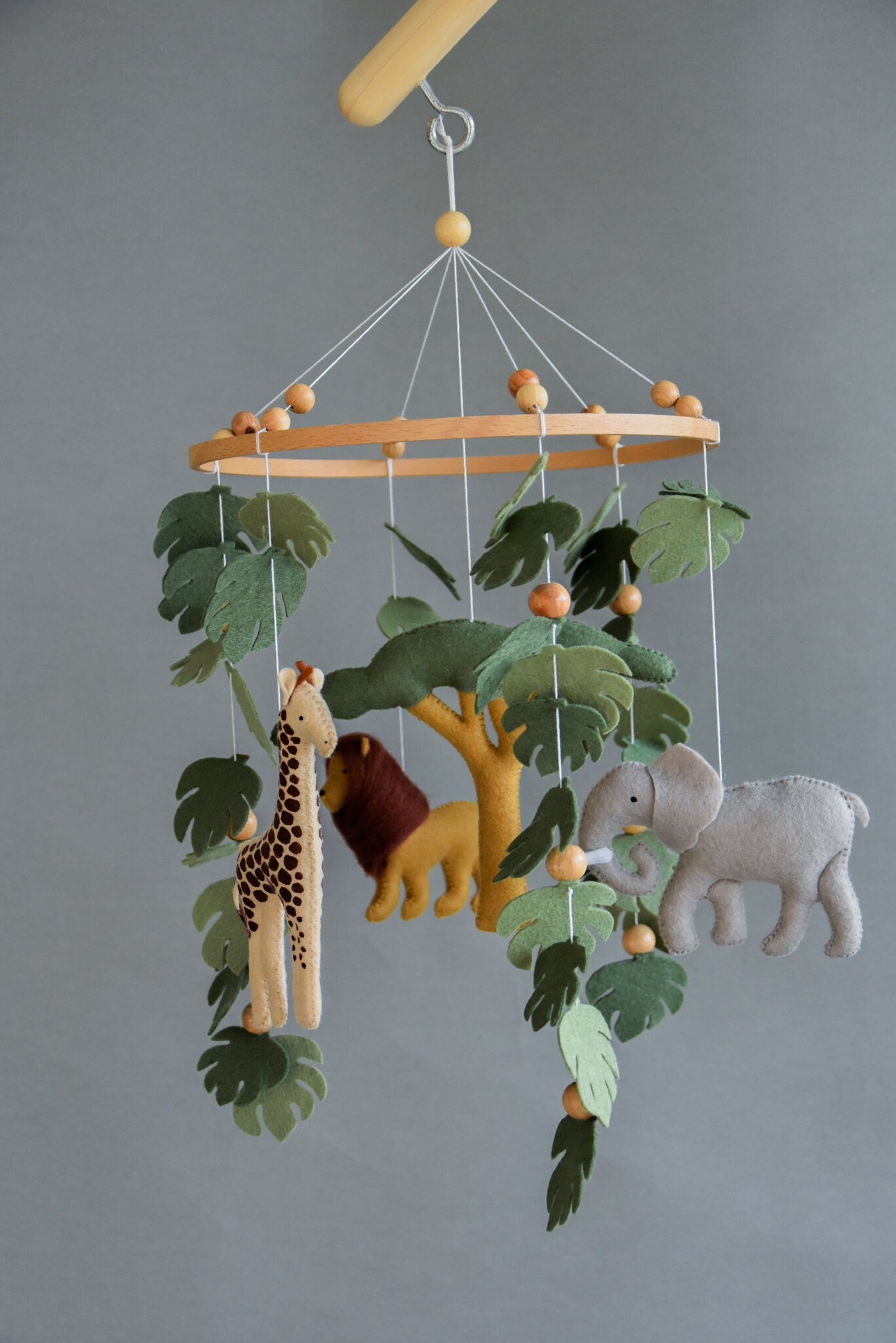 Safari mobile with felt, giraffe, lion, elephant, monstera leaves, tree and wooden pearls, different animals possible.