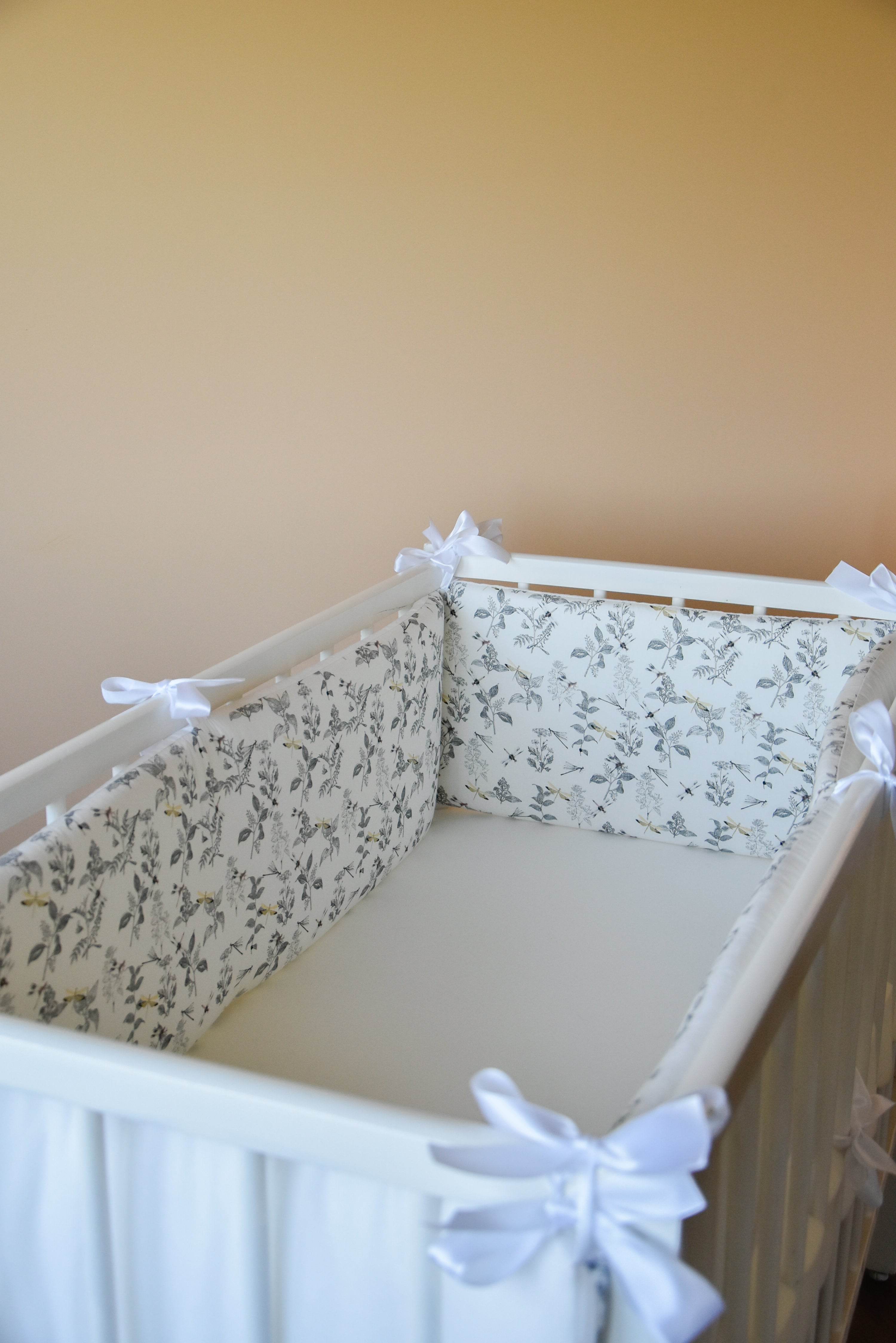 White crib bumper with with leaves and yellow wedges - Minidreams Decor