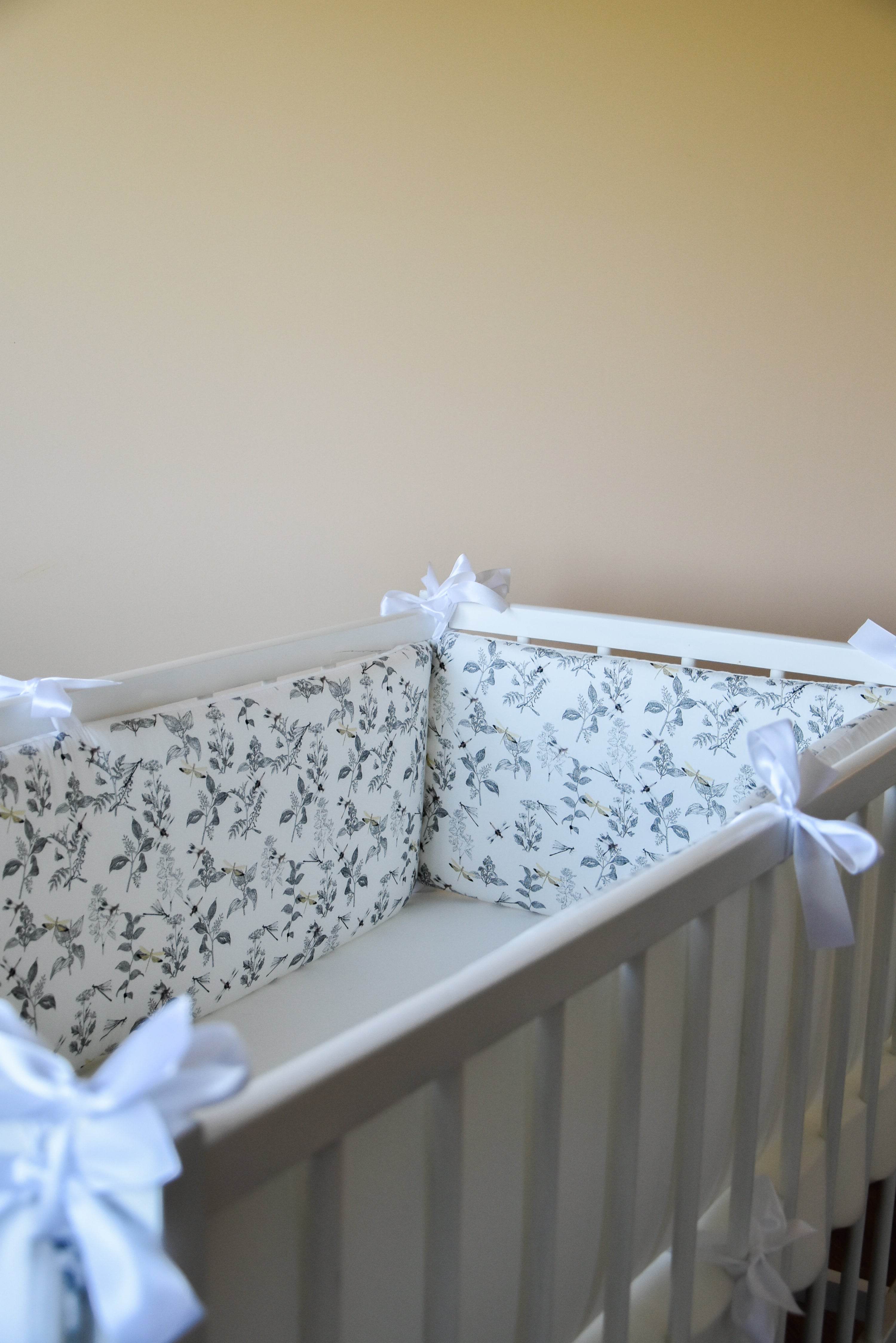 White crib bumper with with leaves and yellow wedges - Minidreams Decor