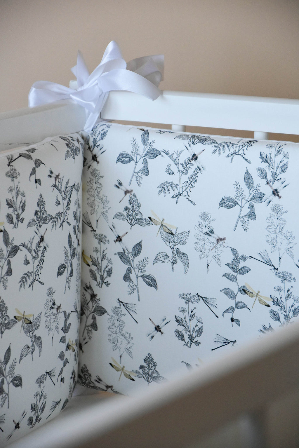 White crib bumper with with leaves and yellow wedges - Minidreams Decor