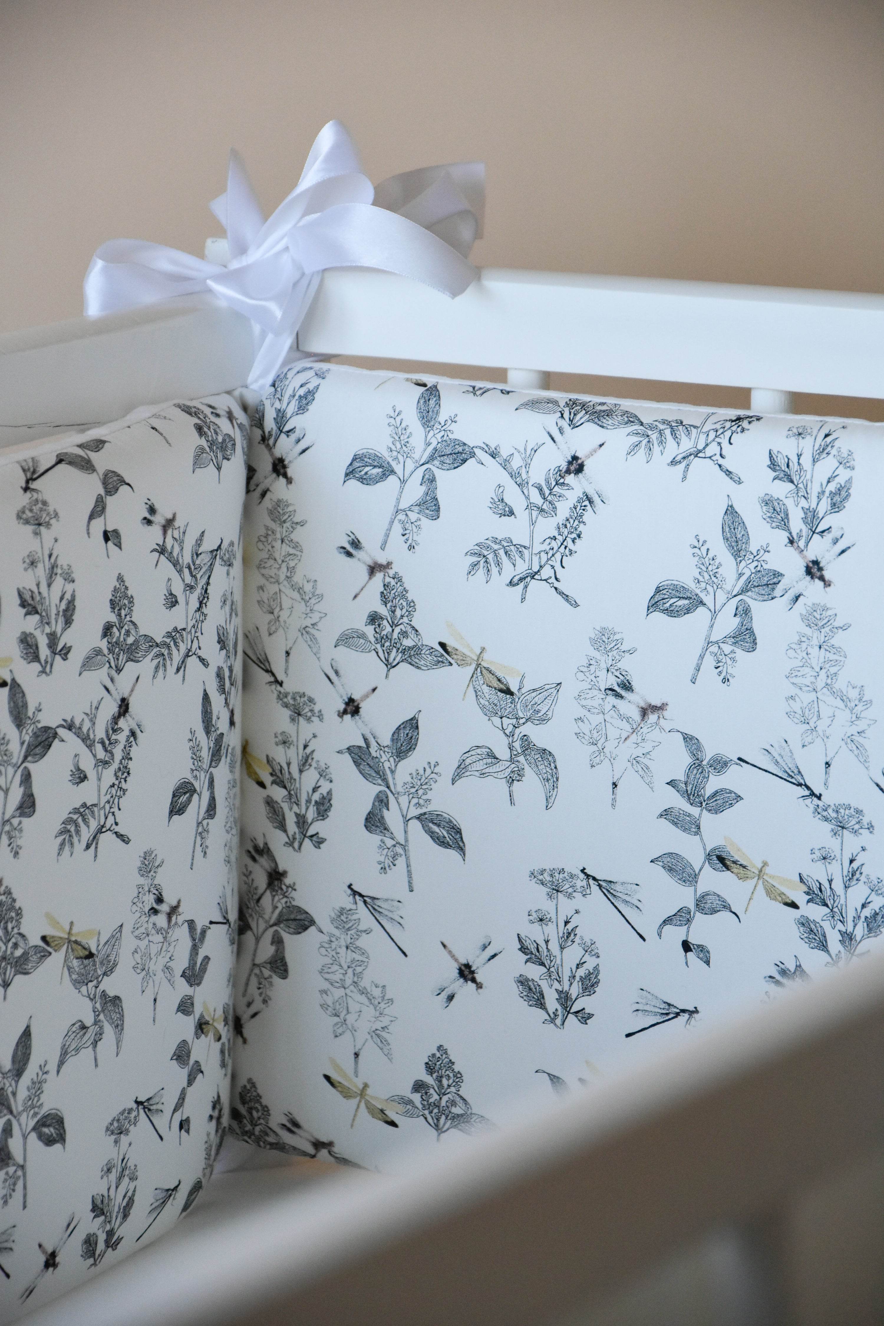 White crib bumper with with leaves and yellow wedges - Minidreams Decor