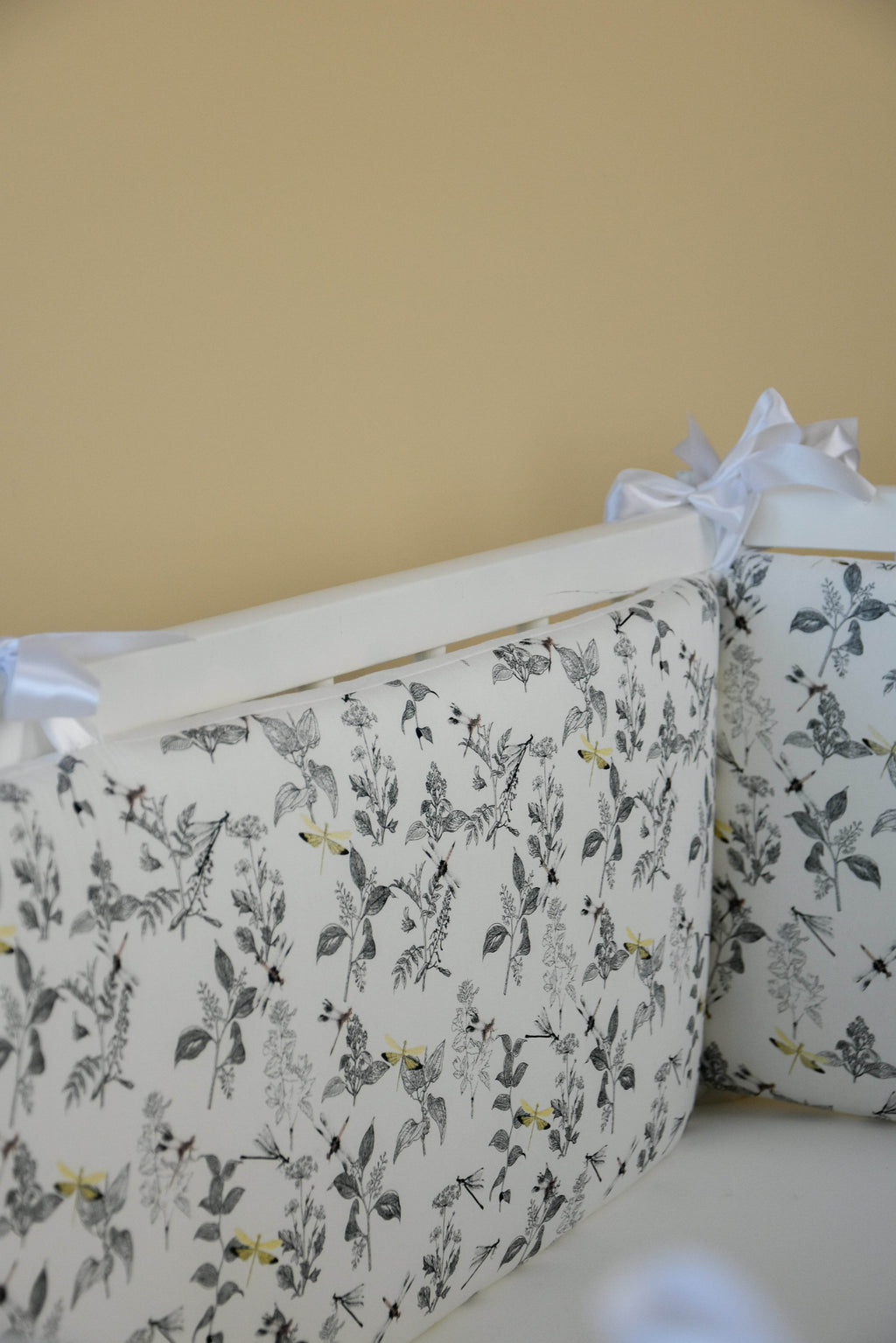 White crib bumper with with leaves and yellow wedges - Minidreams Decor