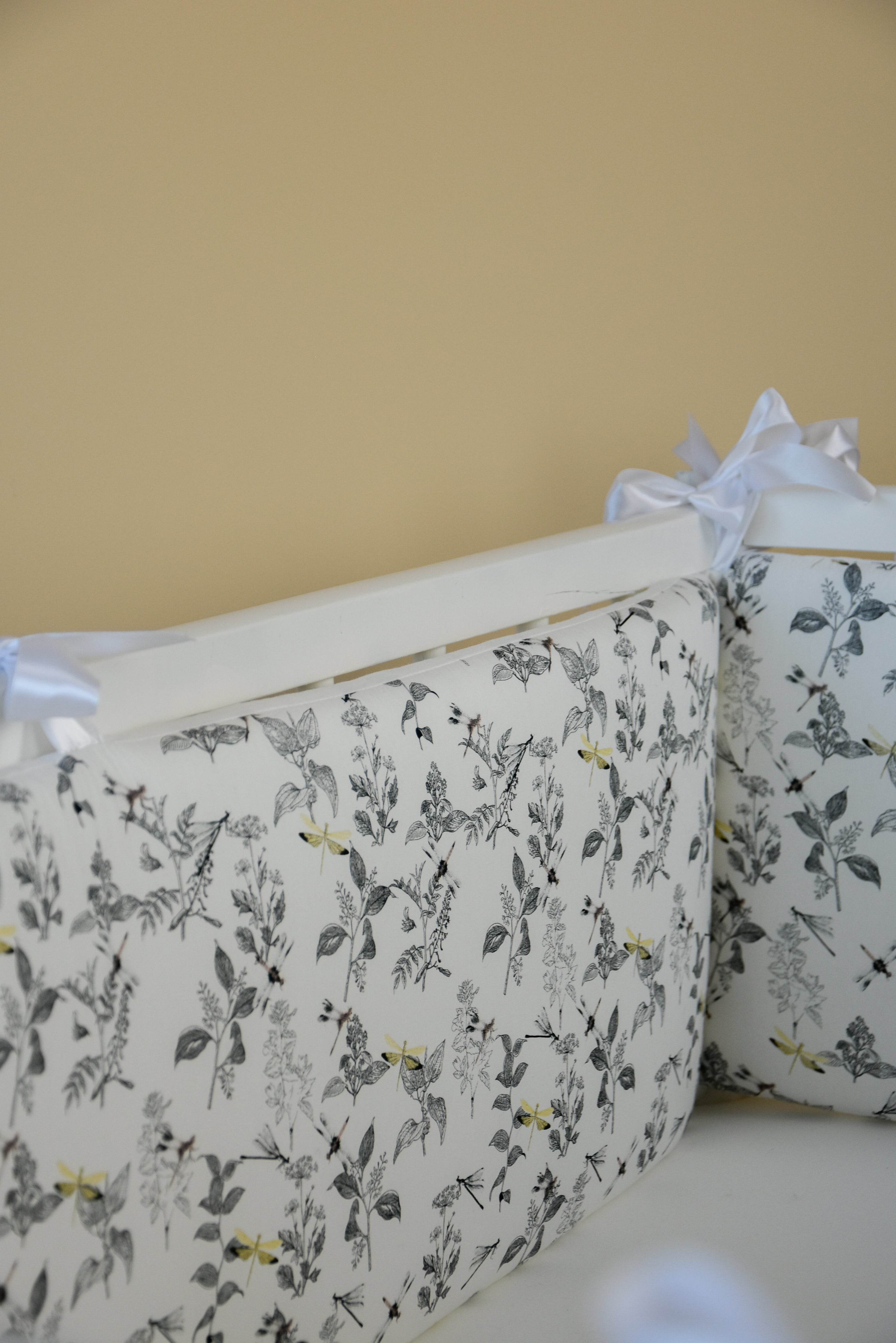 White crib bumper with with leaves and yellow wedges - Minidreams Decor