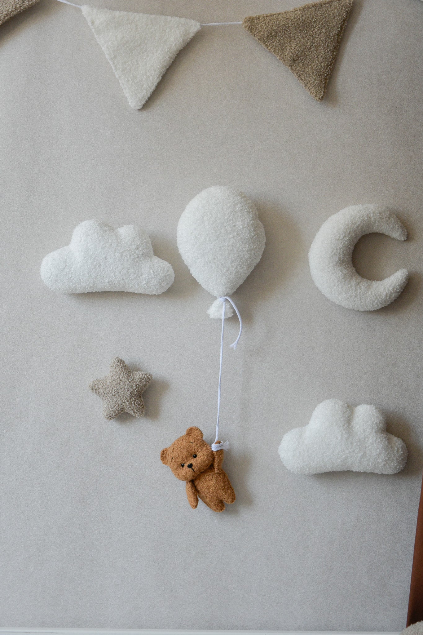 Teddy Bear Hanging from Balloon Wall Decor set