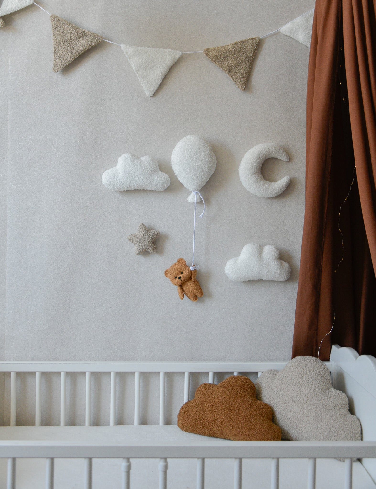 Teddy Bear Hanging from Balloon Wall Decor set