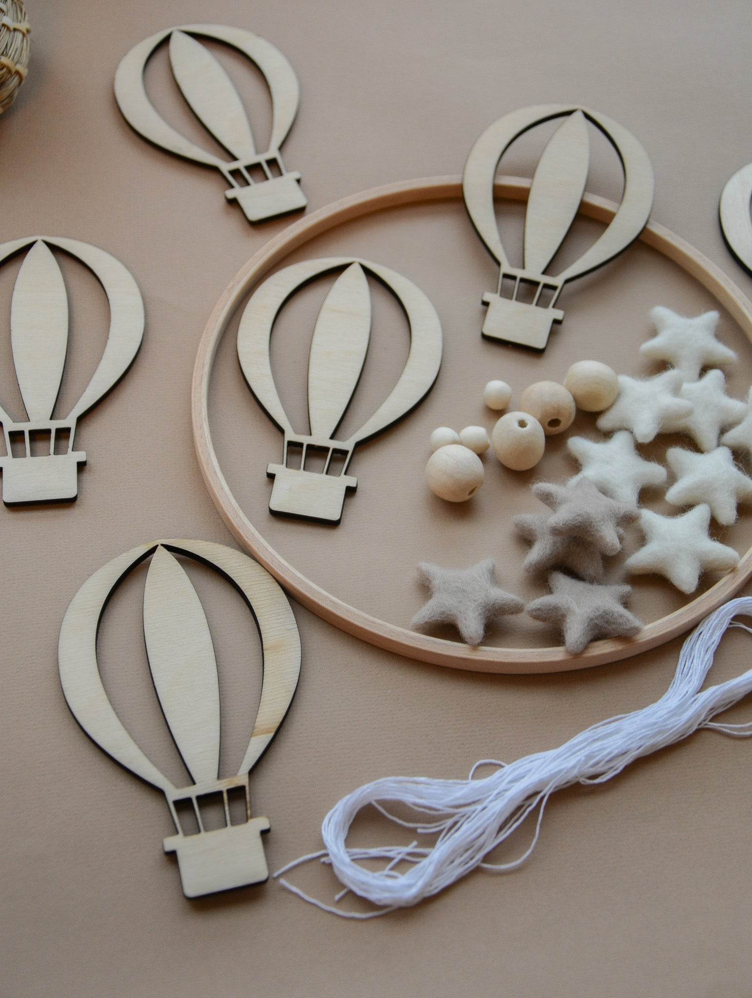 DIY Make your own air balloons baby mobile - Minidreams Decor