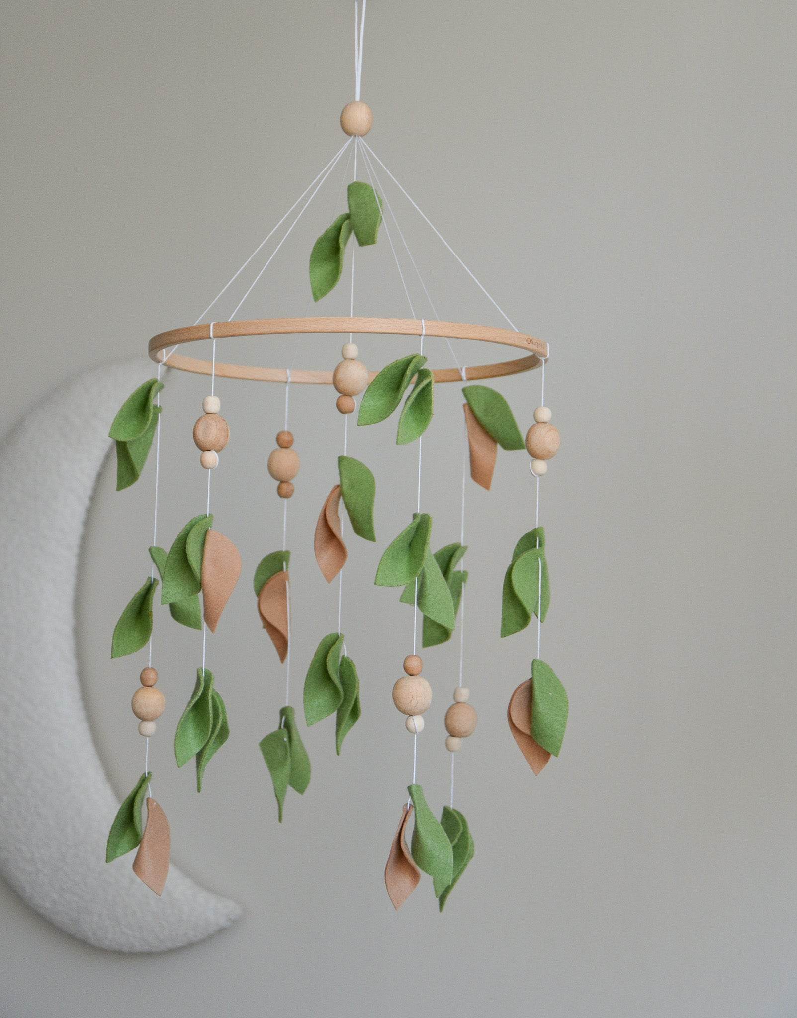 Forest style floral mobile with leaves and wooden pearls - Minidreams Decor