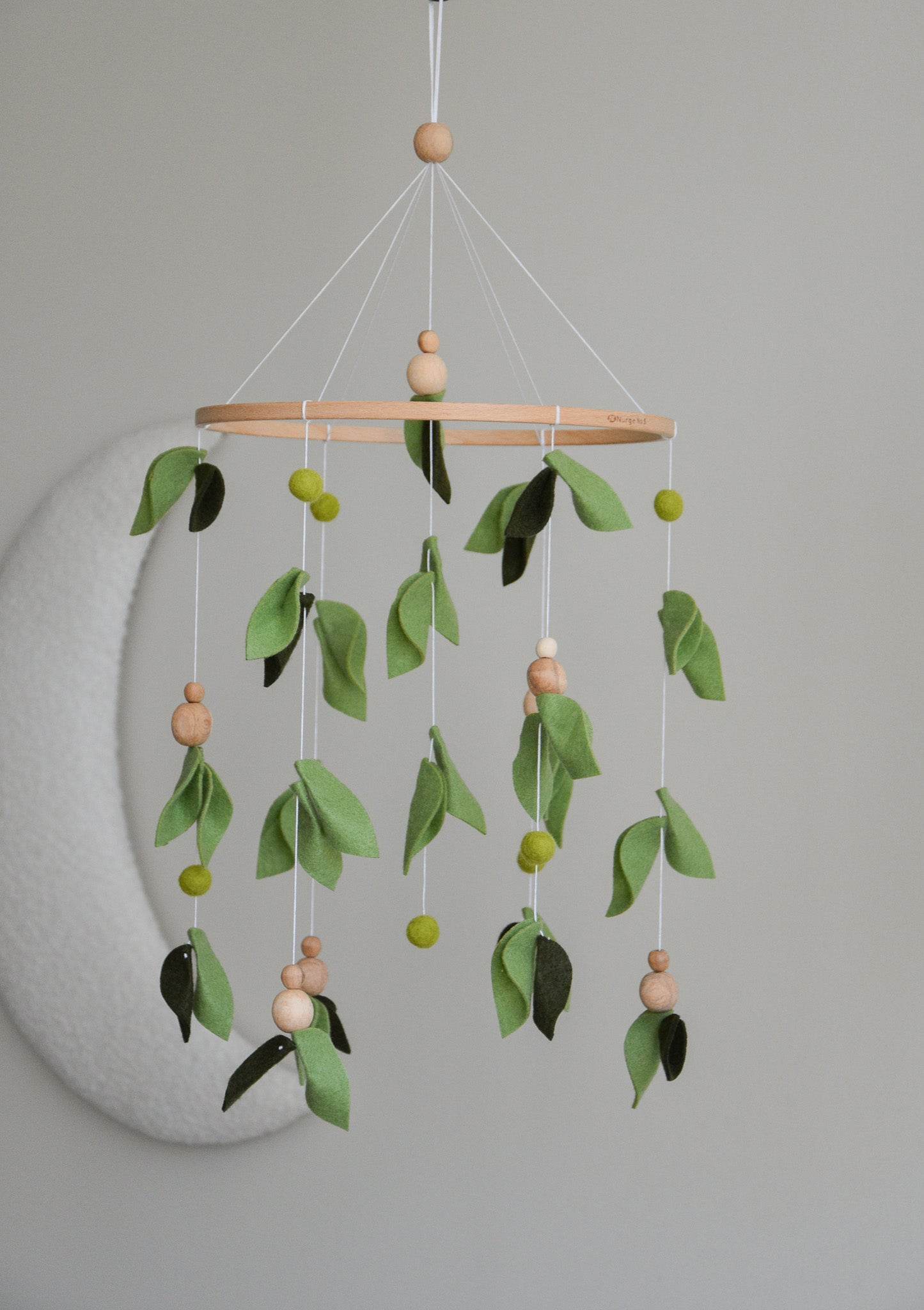 Forest style floral mobile with leaves and wooden pearls - Minidreams Decor