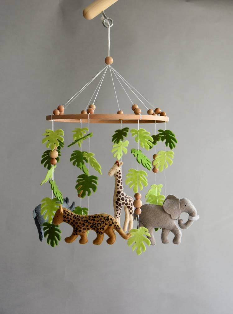 Safari mobile with giraffe, hippo, cheetah, elephant and wooden pearls - Minidreams Decor