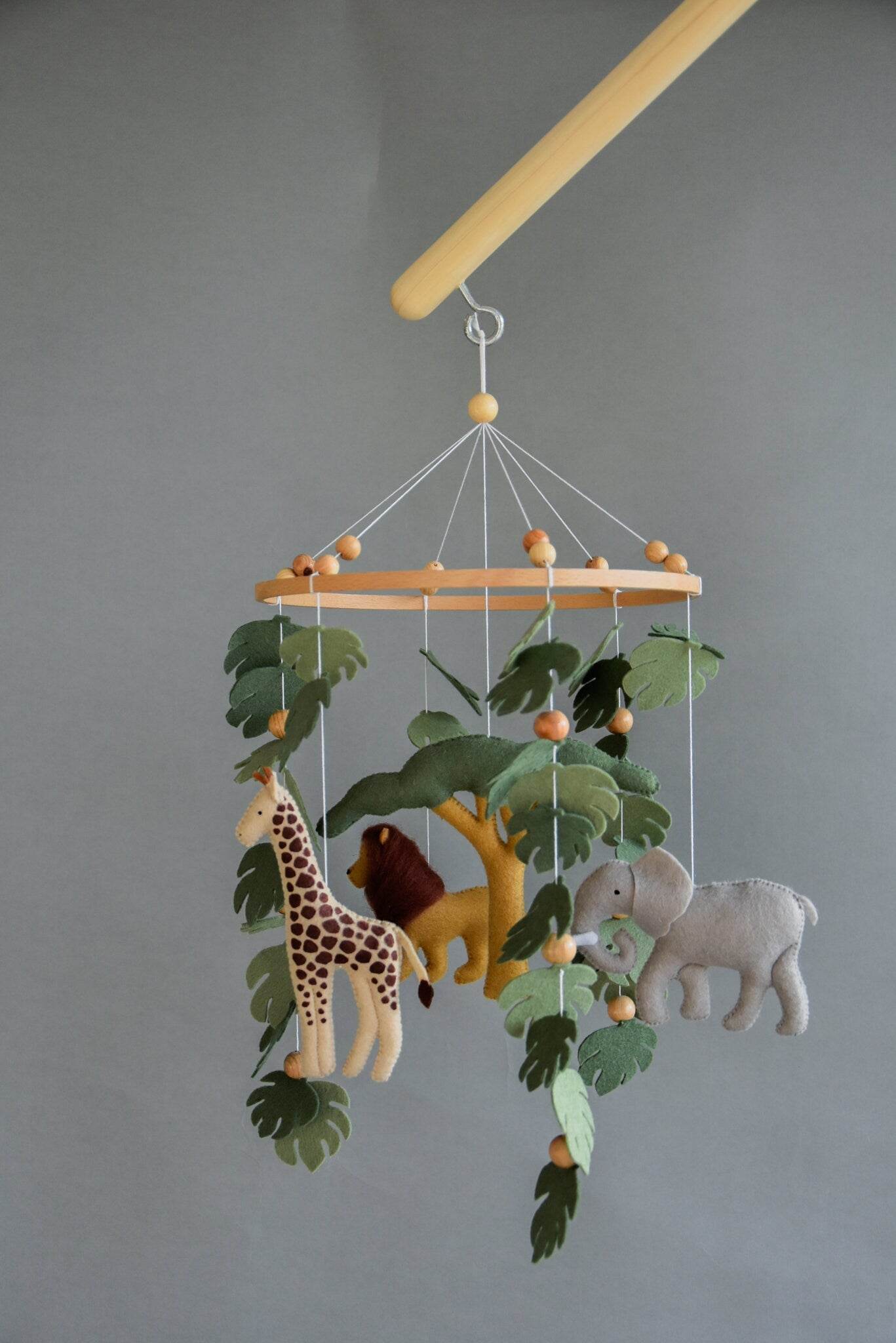 Safari mobile with felt, giraffe, lion, elephant, monstera leaves, tree and wooden pearls, different animals possible. - Minidreams Decor