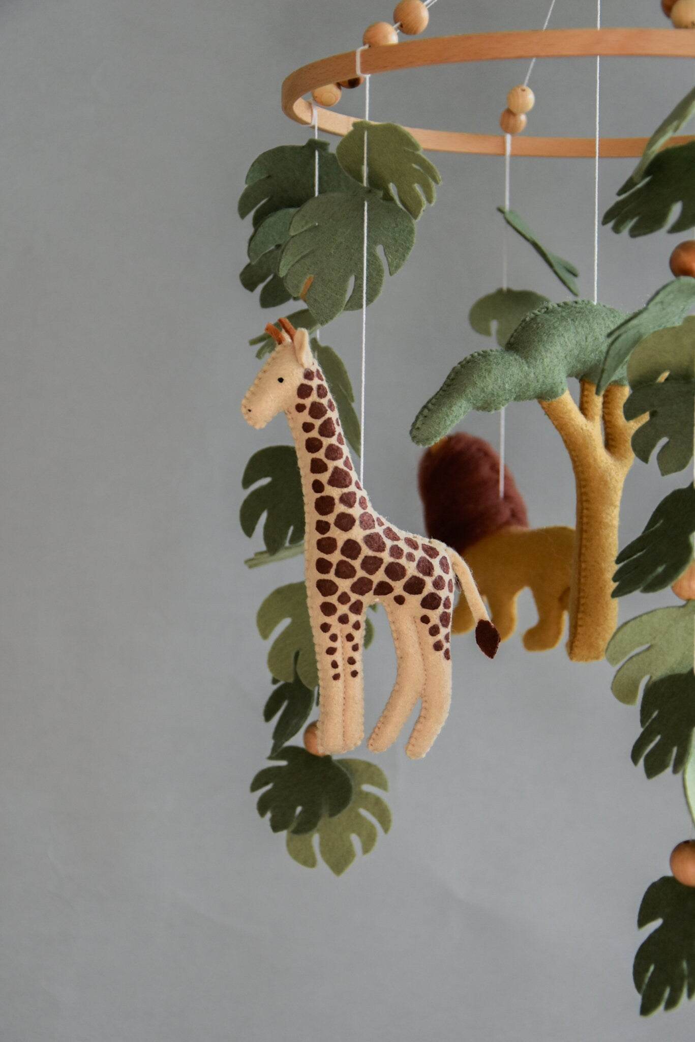 Safari mobile with felt, giraffe, lion, elephant, monstera leaves, tree and wooden pearls, different animals possible. - Minidreams Decor