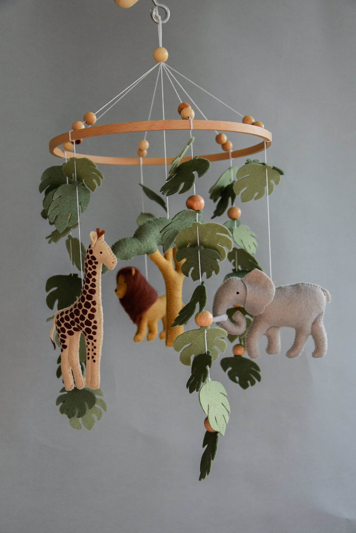 Safari mobile with felt, giraffe, lion, elephant, monstera leaves, tree and wooden pearls, different animals possible. - Minidreams Decor