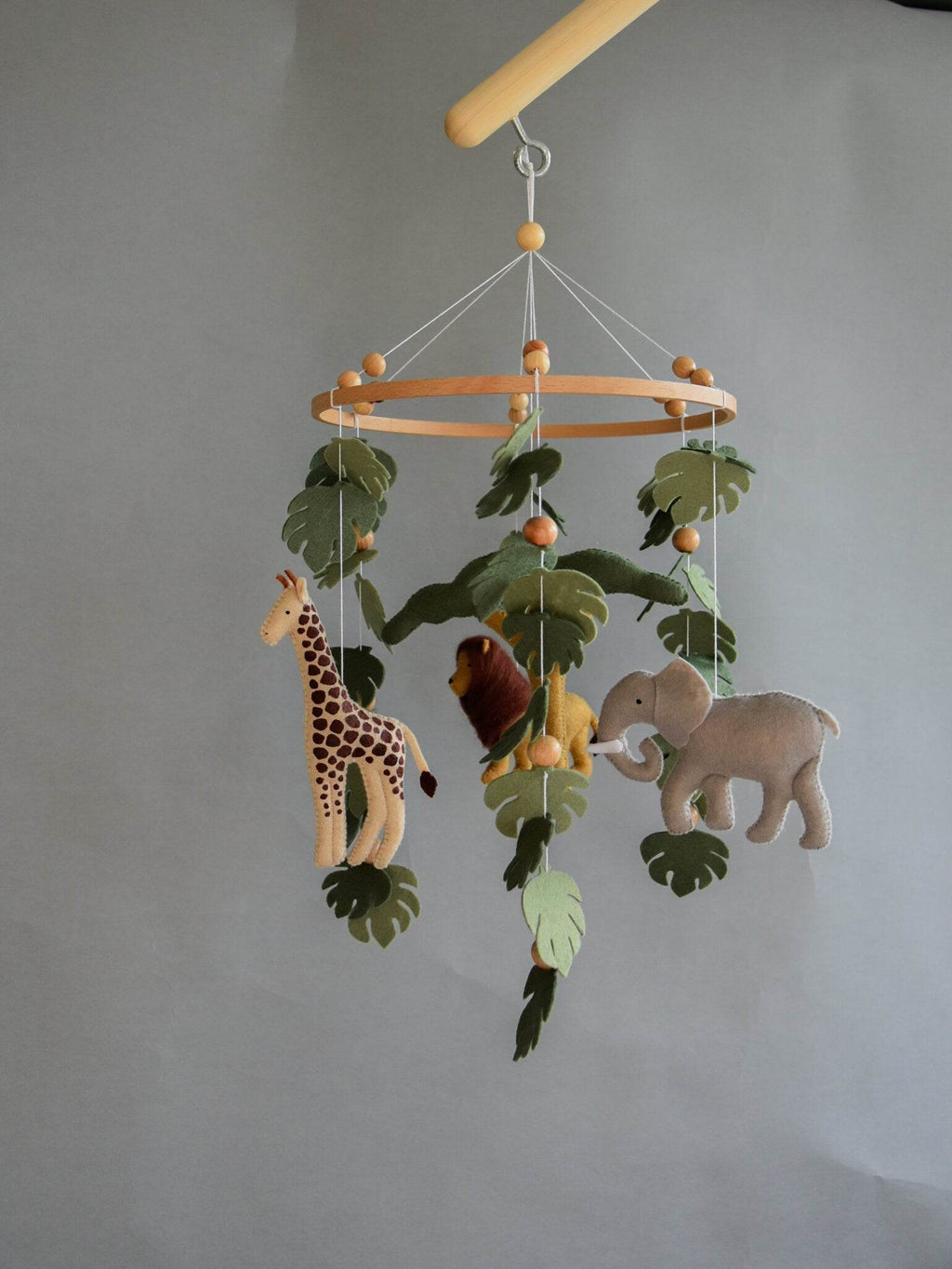 Safari mobile with felt, giraffe, lion, elephant, monstera leaves, tree and wooden pearls, different animals possible. - Minidreams Decor