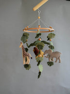 Safari mobile with felt, giraffe, lion, elephant, monstera leaves, tree and wooden pearls, different animals possible. - Minidreams Decor