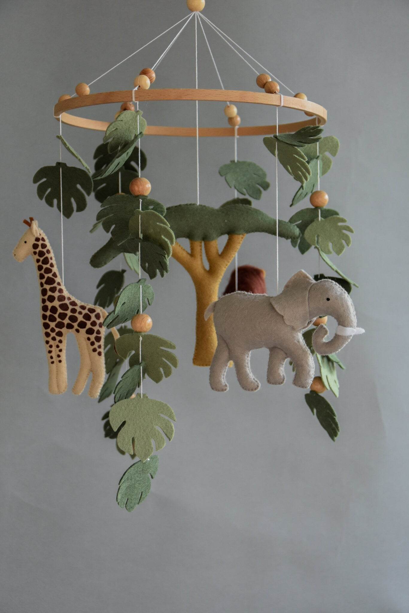 Safari mobile with felt, giraffe, lion, elephant, monstera leaves, tree and wooden pearls, different animals possible. - Minidreams Decor
