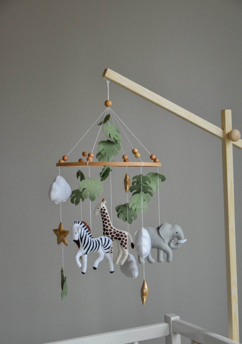 Safari mobile with felt, giraffe, lion, zebra, elephant, star and clouds - Minidreams Decor