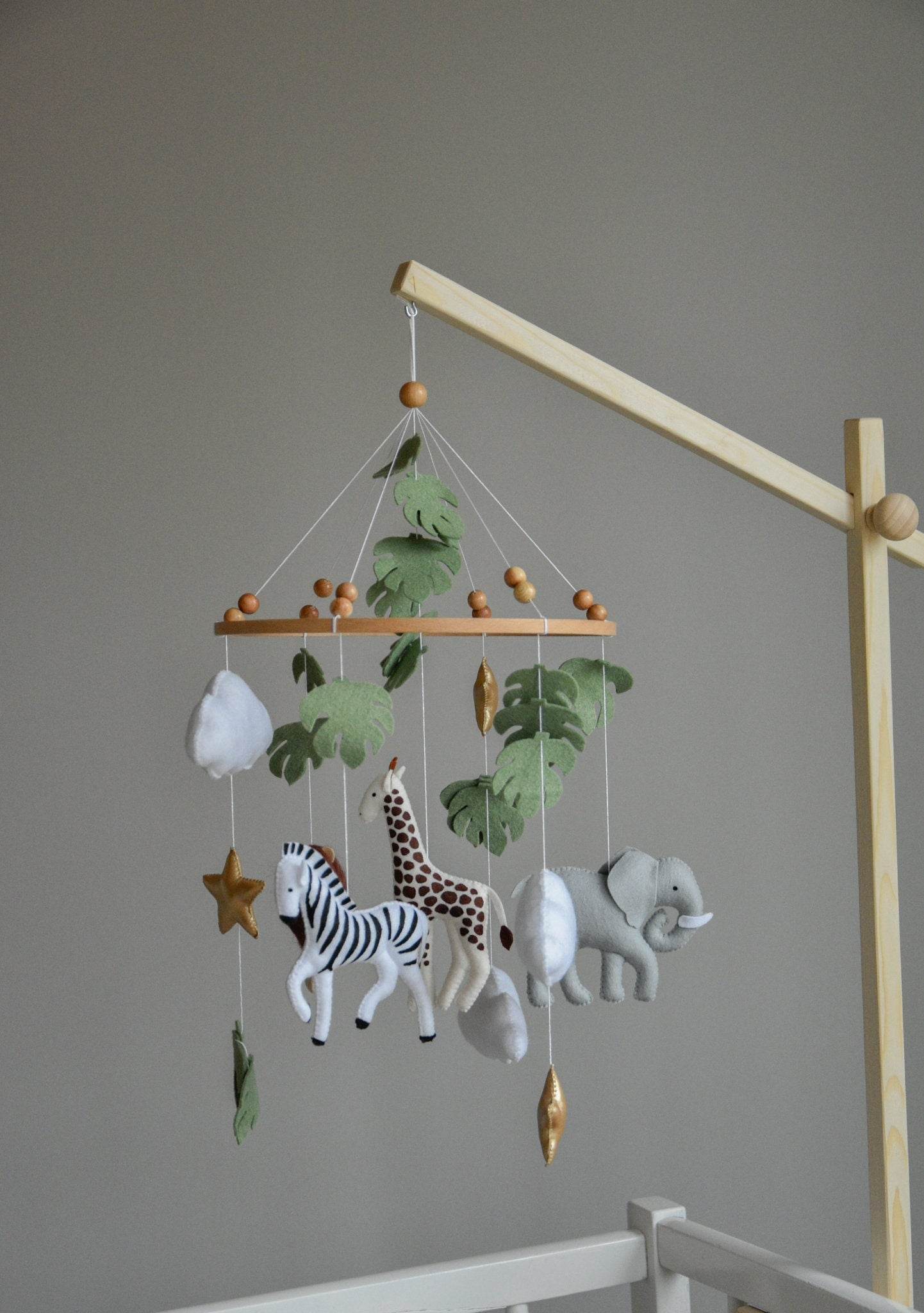 Safari mobile with felt, giraffe, lion, zebra, elephant, star and clouds - Minidreams Decor