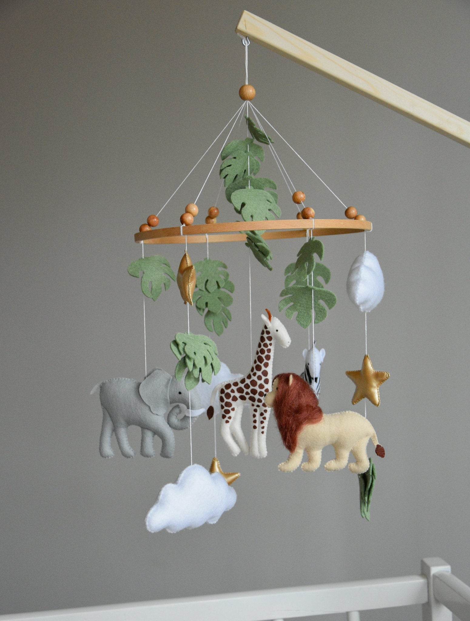 Safari mobile with felt, giraffe, lion, zebra, elephant, star and clouds - Minidreams Decor