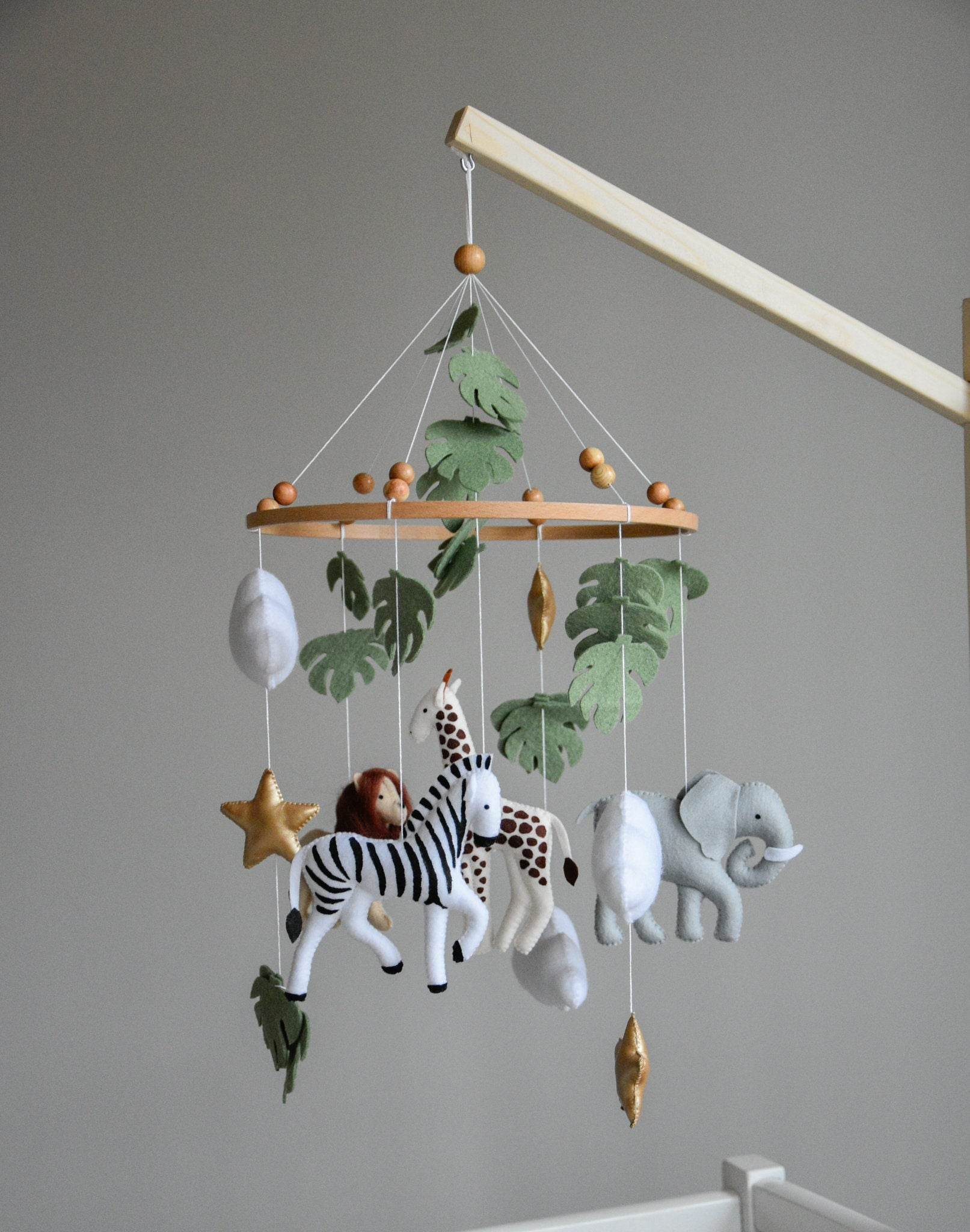 Safari mobile with felt, giraffe, lion, zebra, elephant, star and clouds - Minidreams Decor