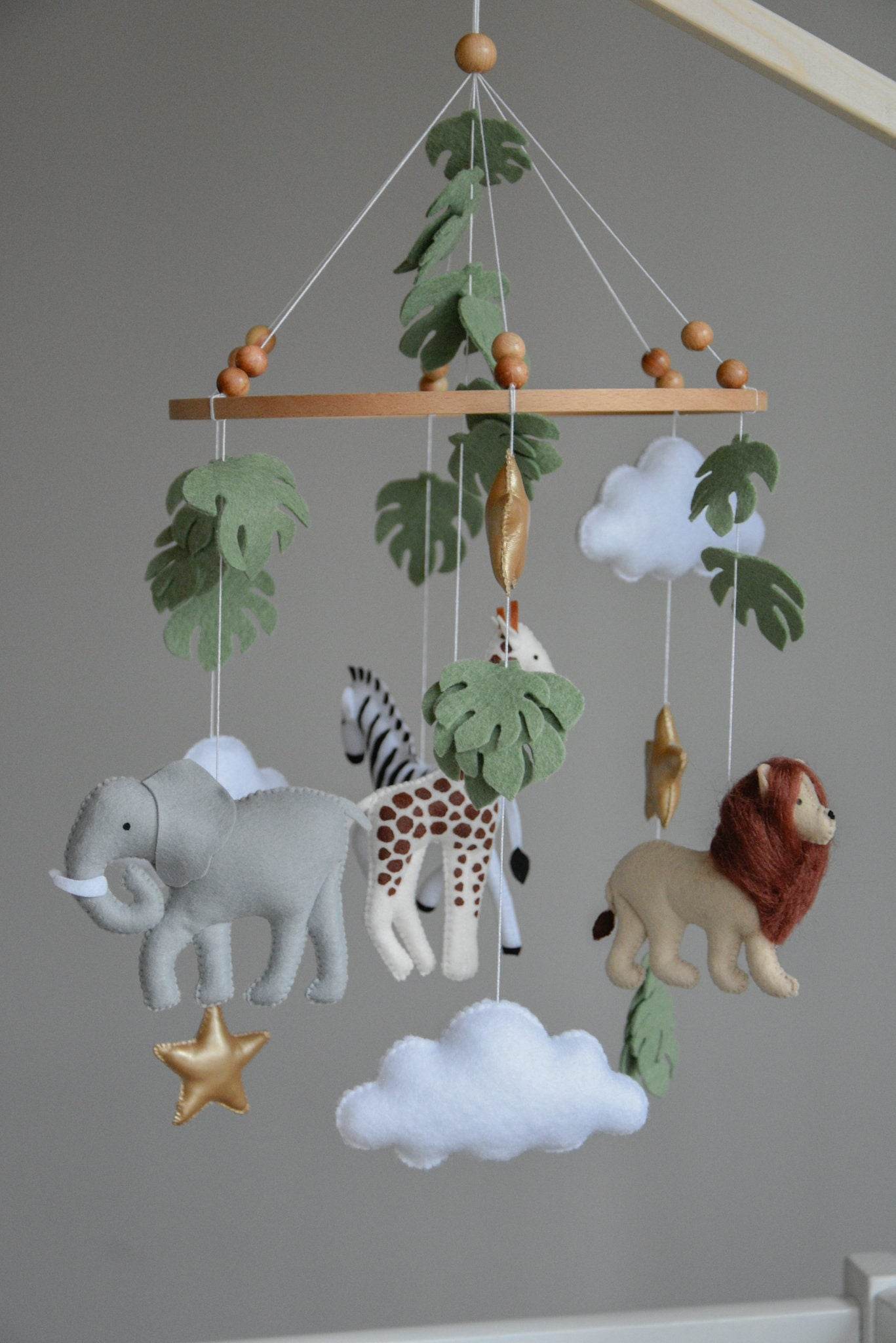 Safari mobile with felt, giraffe, lion, zebra, elephant, star and clouds - Minidreams Decor