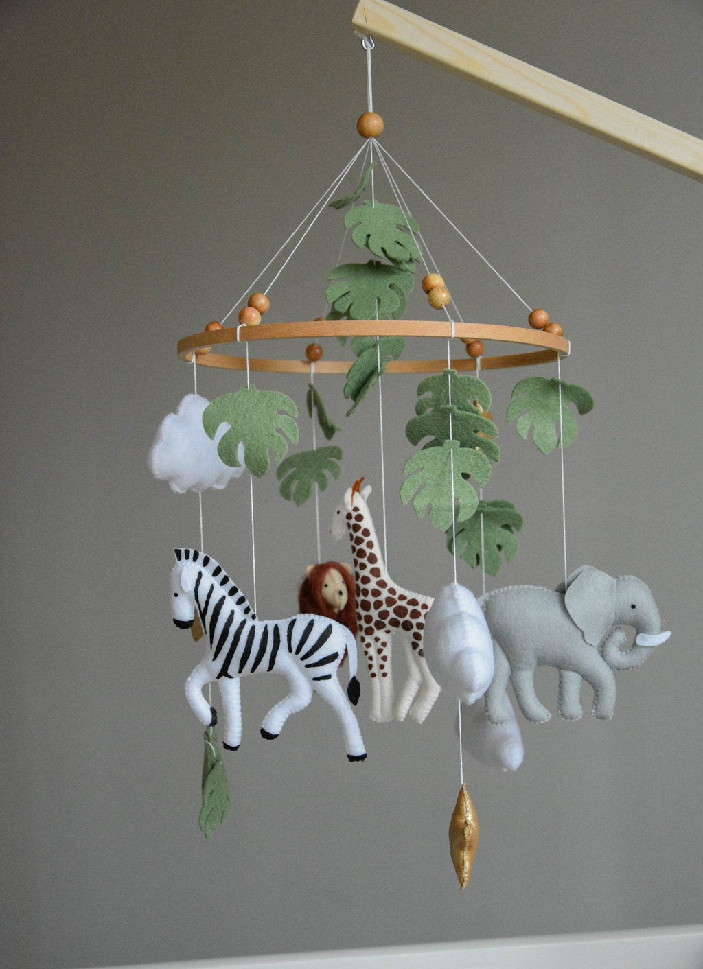 Safari mobile with felt, giraffe, lion, zebra, elephant, star and clouds - Minidreams Decor