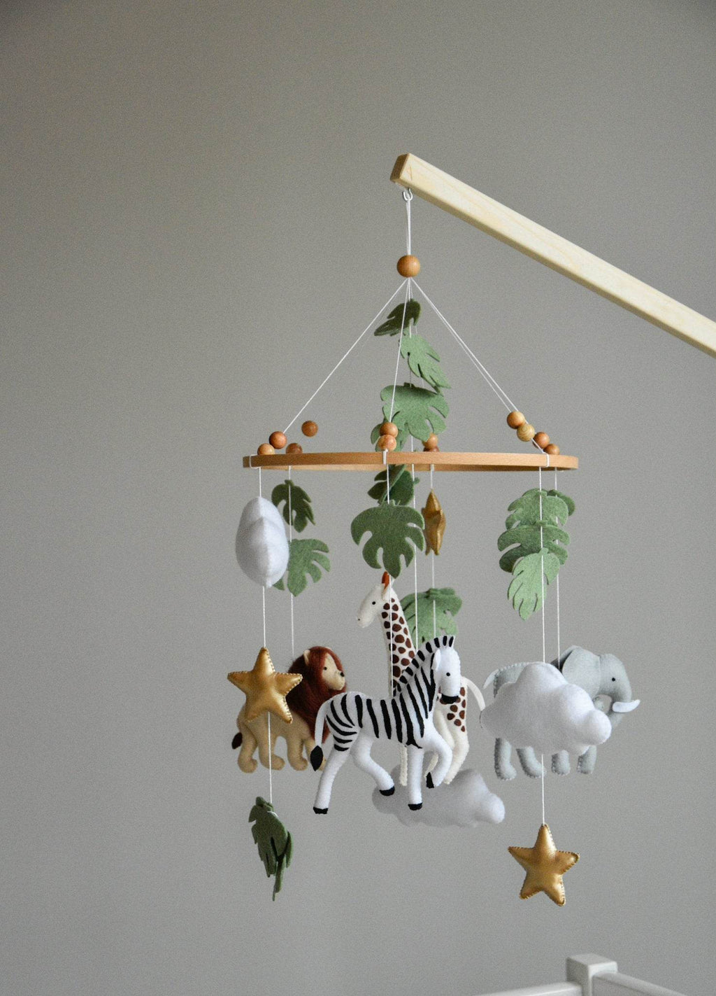 Safari mobile with felt, giraffe, lion, zebra, elephant, star and clouds - Minidreams Decor