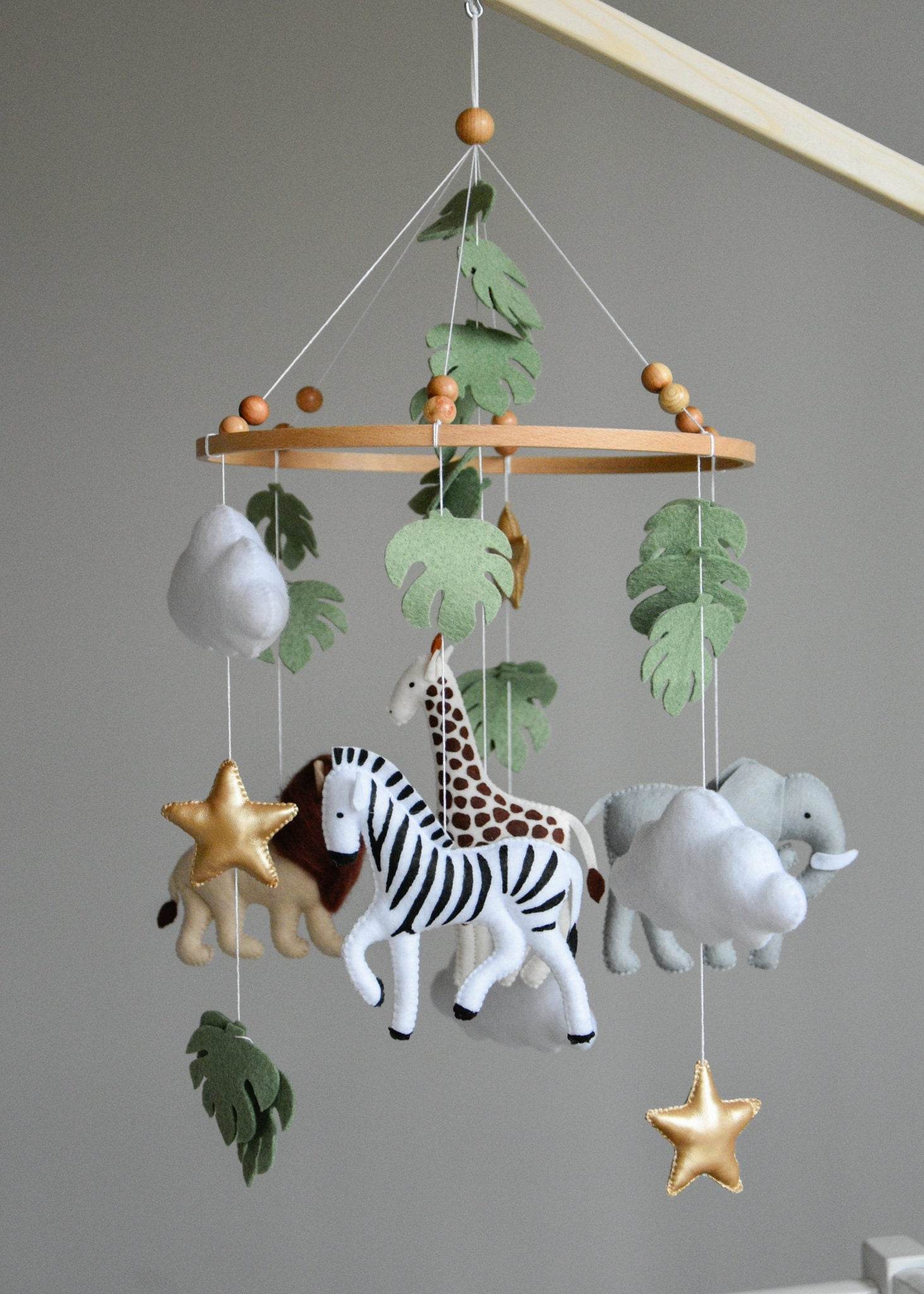 Safari mobile with felt, giraffe, lion, zebra, elephant, star and clouds - Minidreams Decor