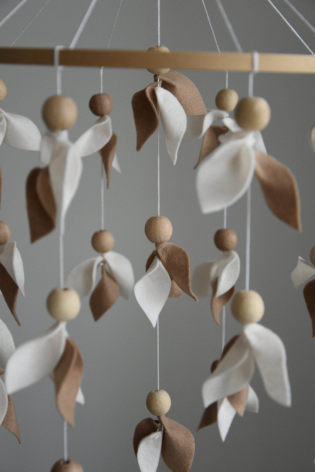 Floral mobile with brown and white leaves - Minidreams Decor