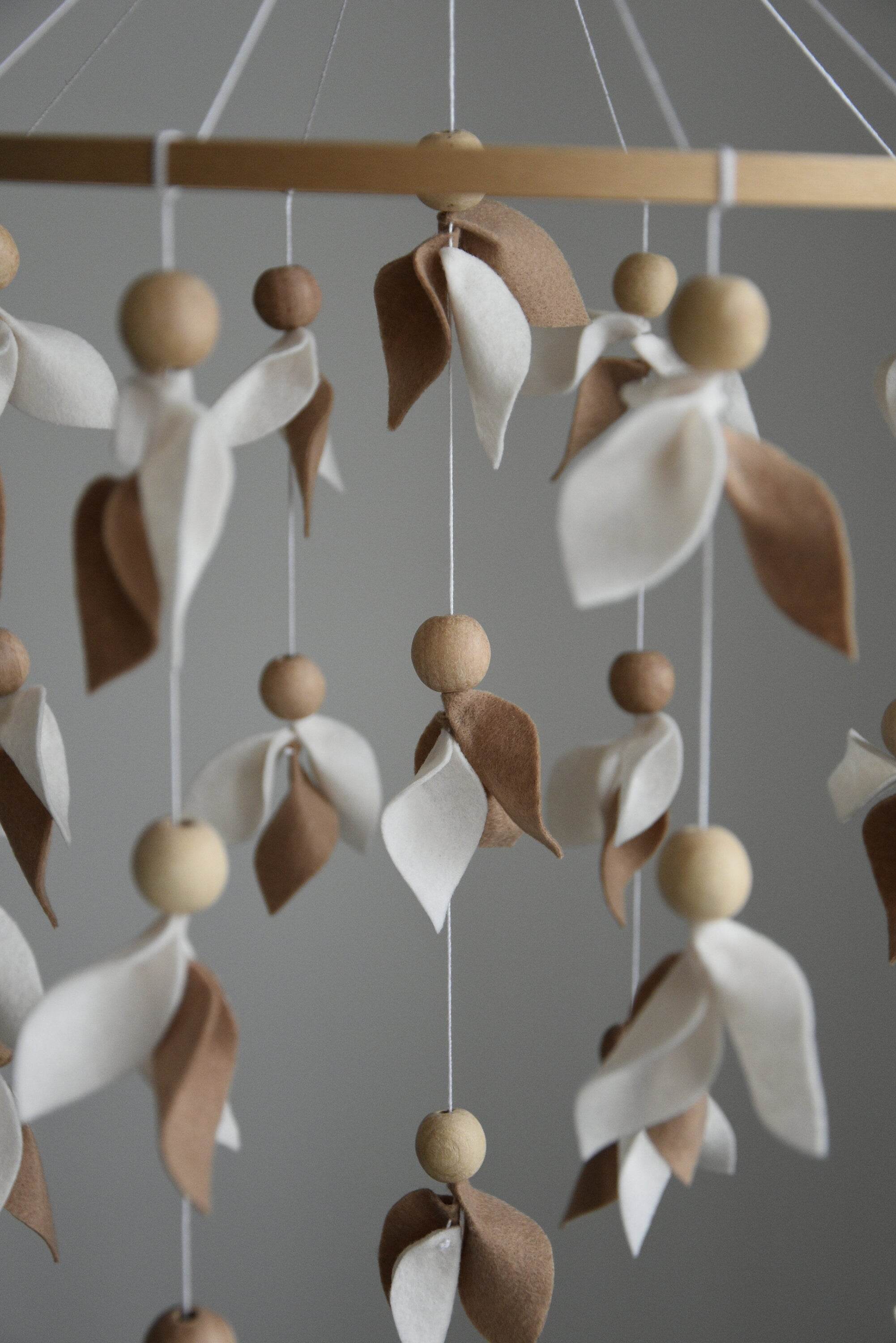 Floral mobile with brown and white leaves - Minidreams Decor