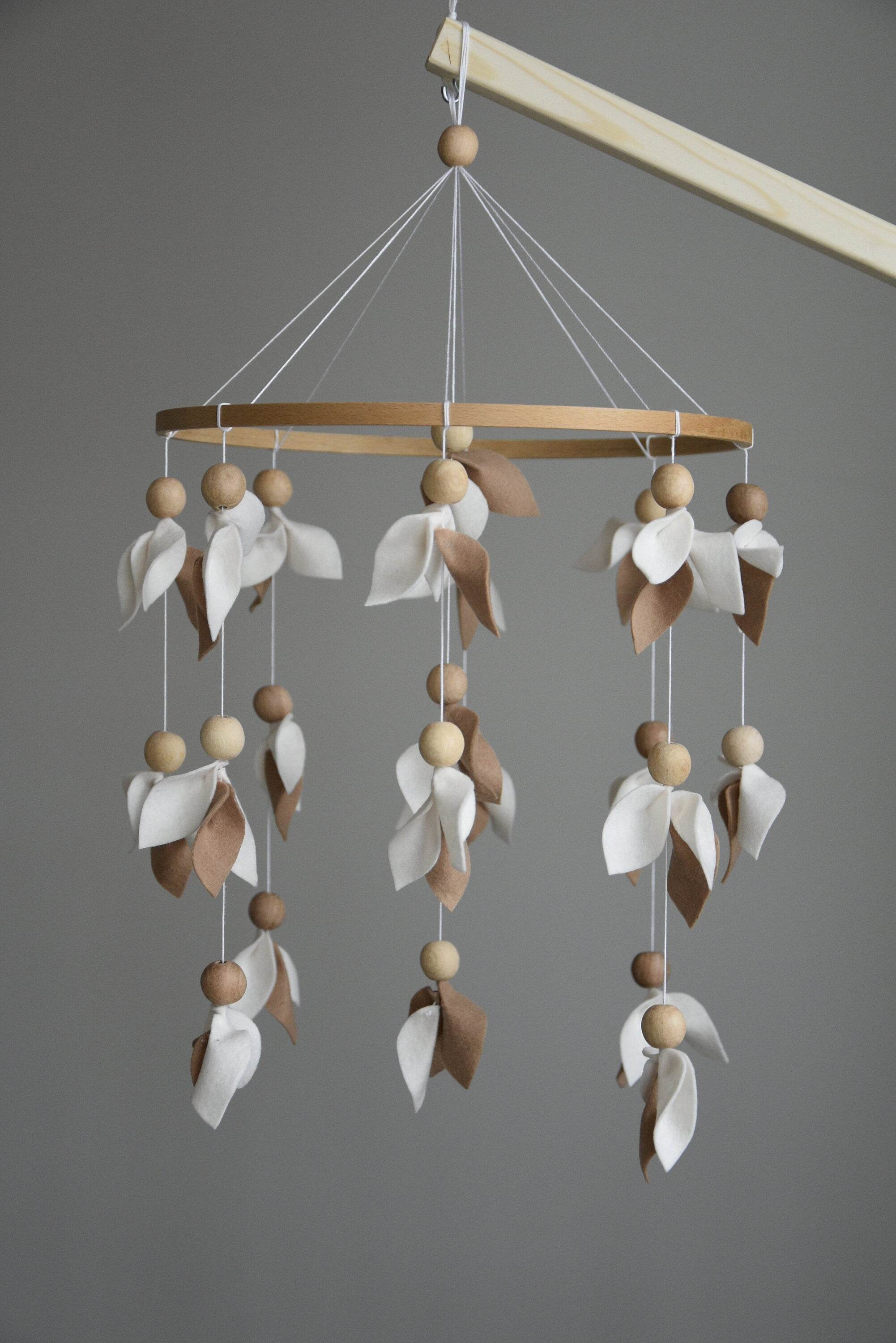 Floral mobile with brown and white leaves - Minidreams Decor