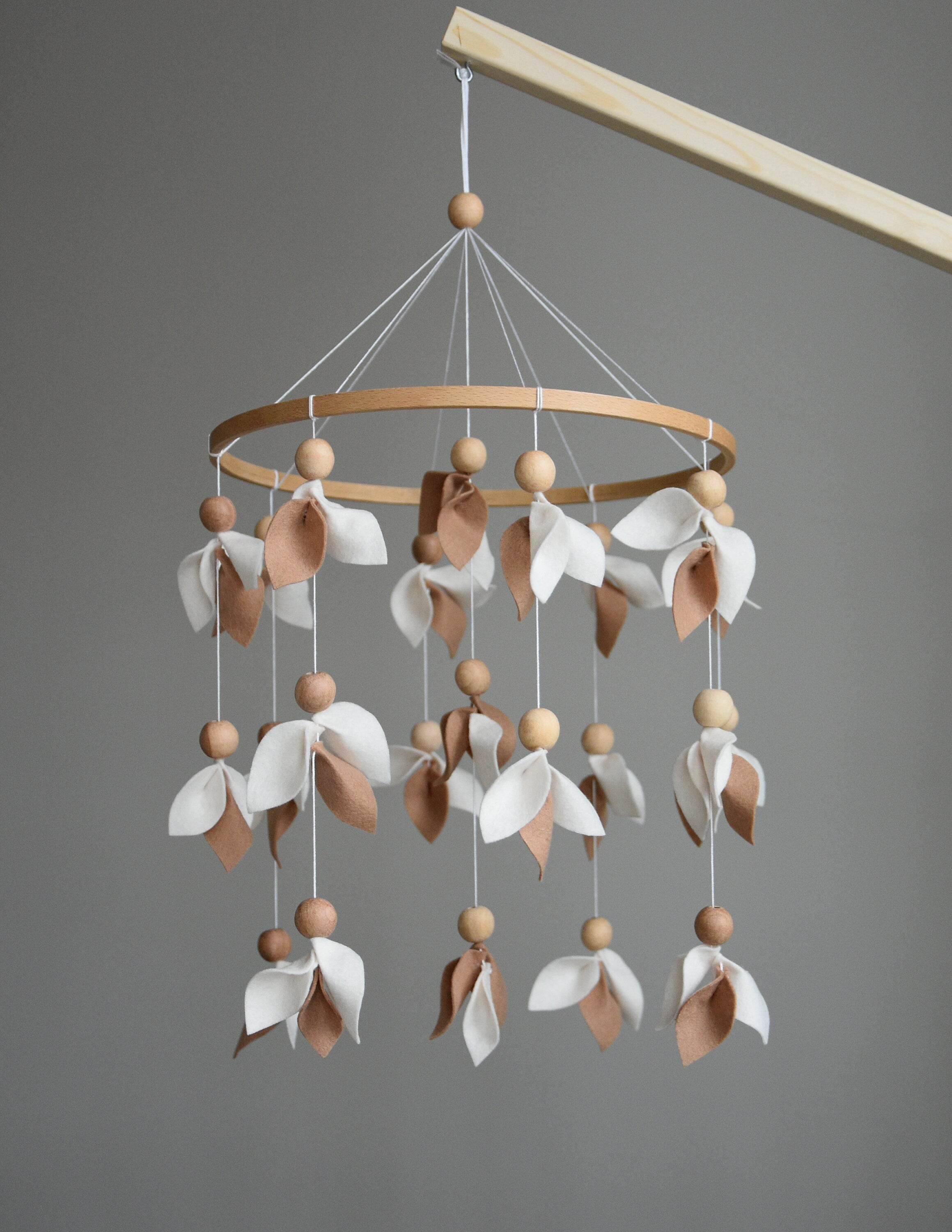 Floral mobile with brown and white leaves - Minidreams Decor