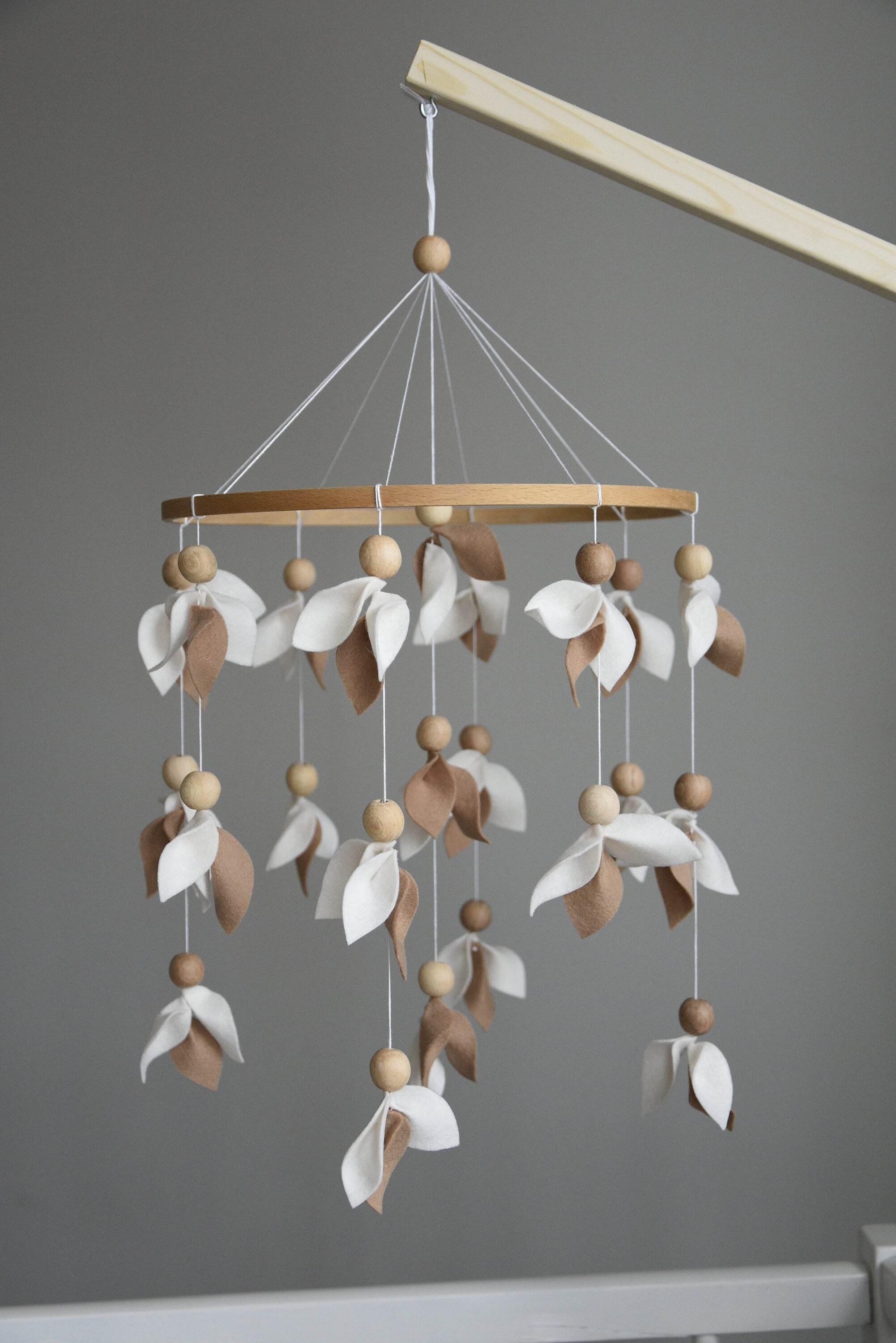 Floral mobile with brown and white leaves - Minidreams Decor