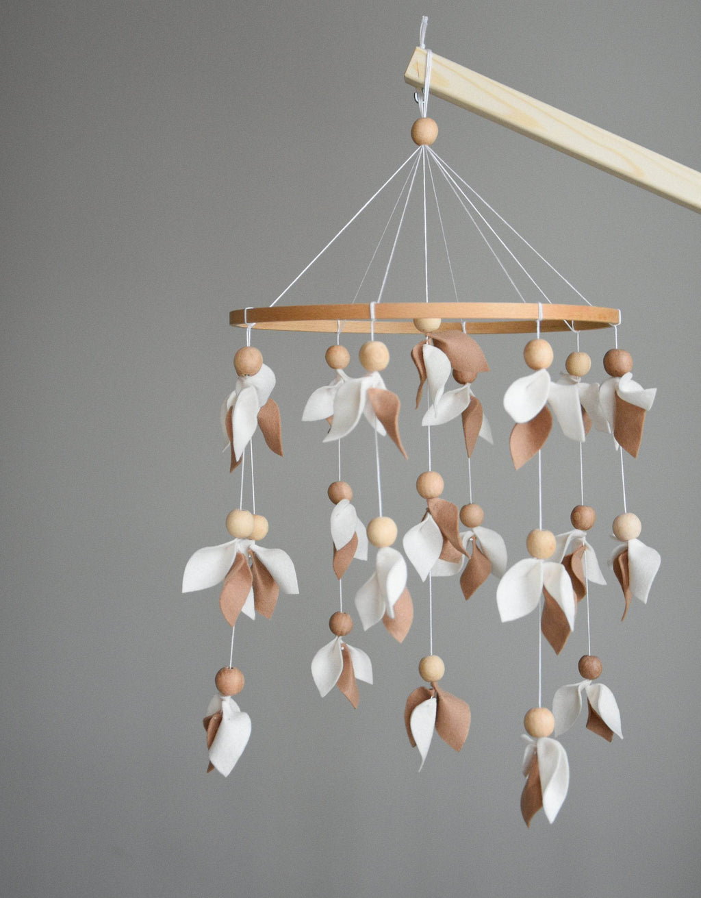 Floral mobile with brown and white leaves - Minidreams Decor