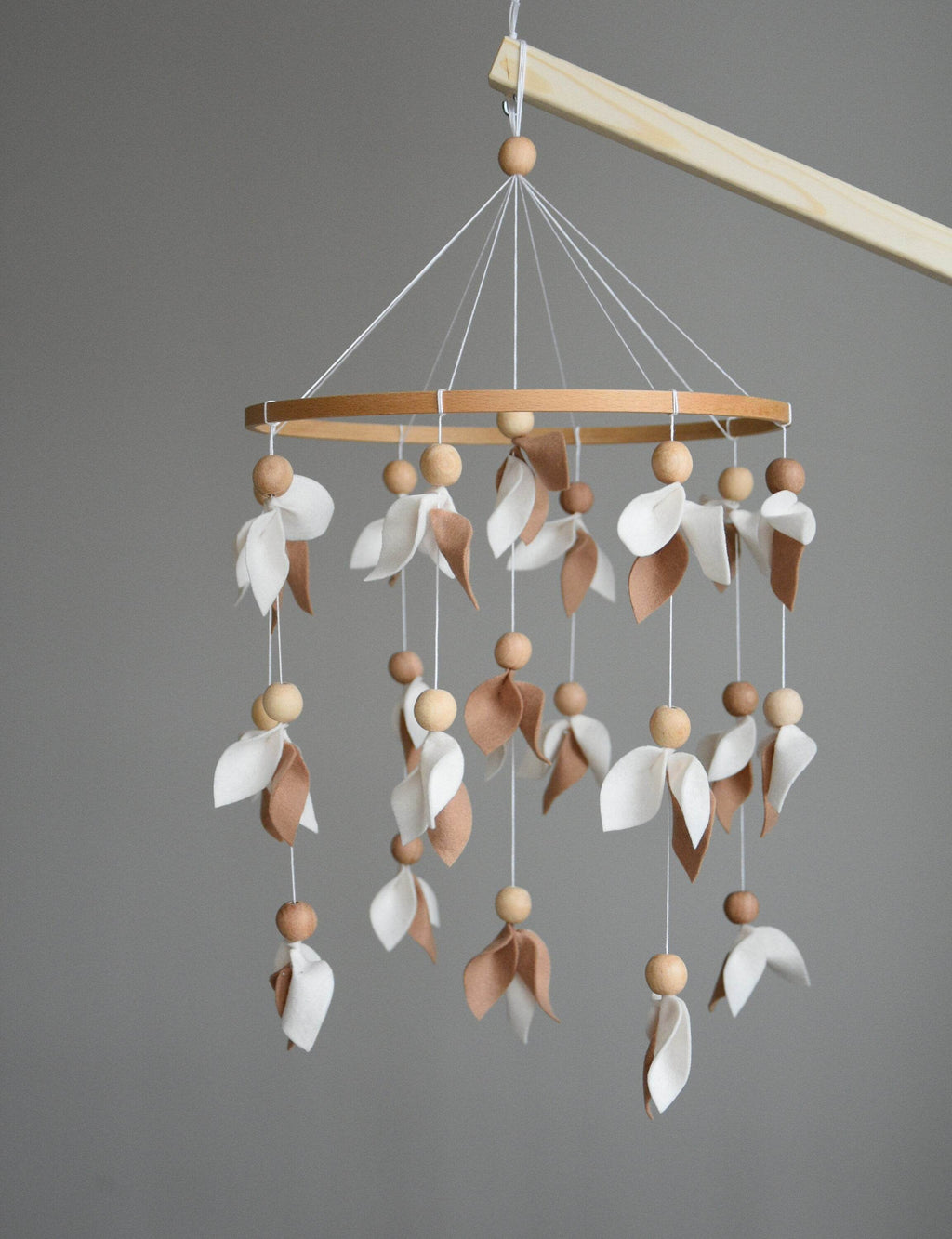 Floral mobile with brown and white leaves - Minidreams Decor