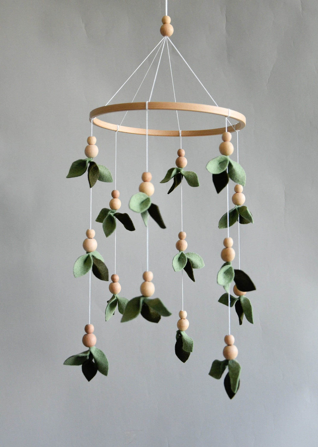 Forest style floral mobile with leaves and wooden pearls - Minidreams Decor