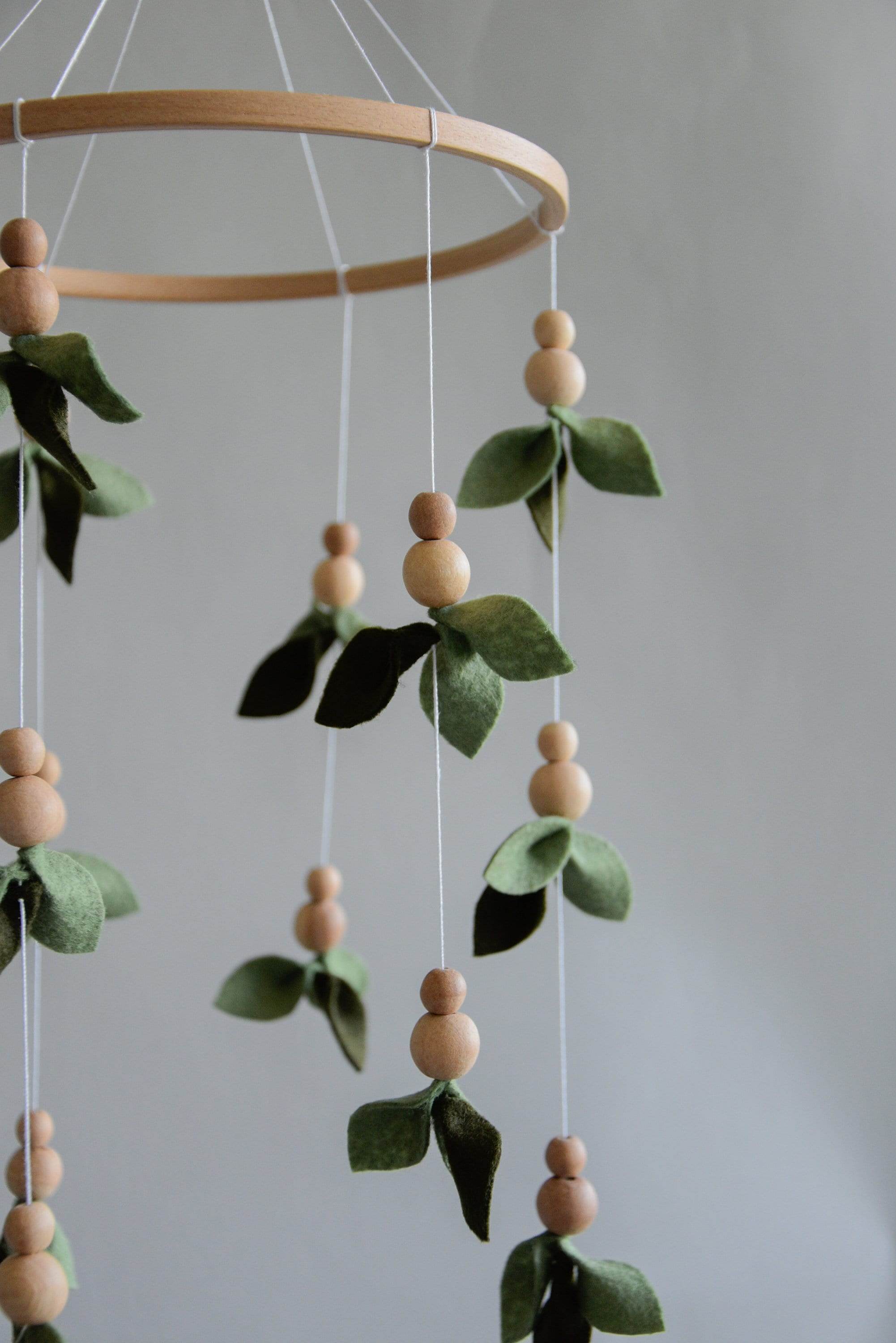 Forest style floral mobile with leaves and wooden pearls - Minidreams Decor