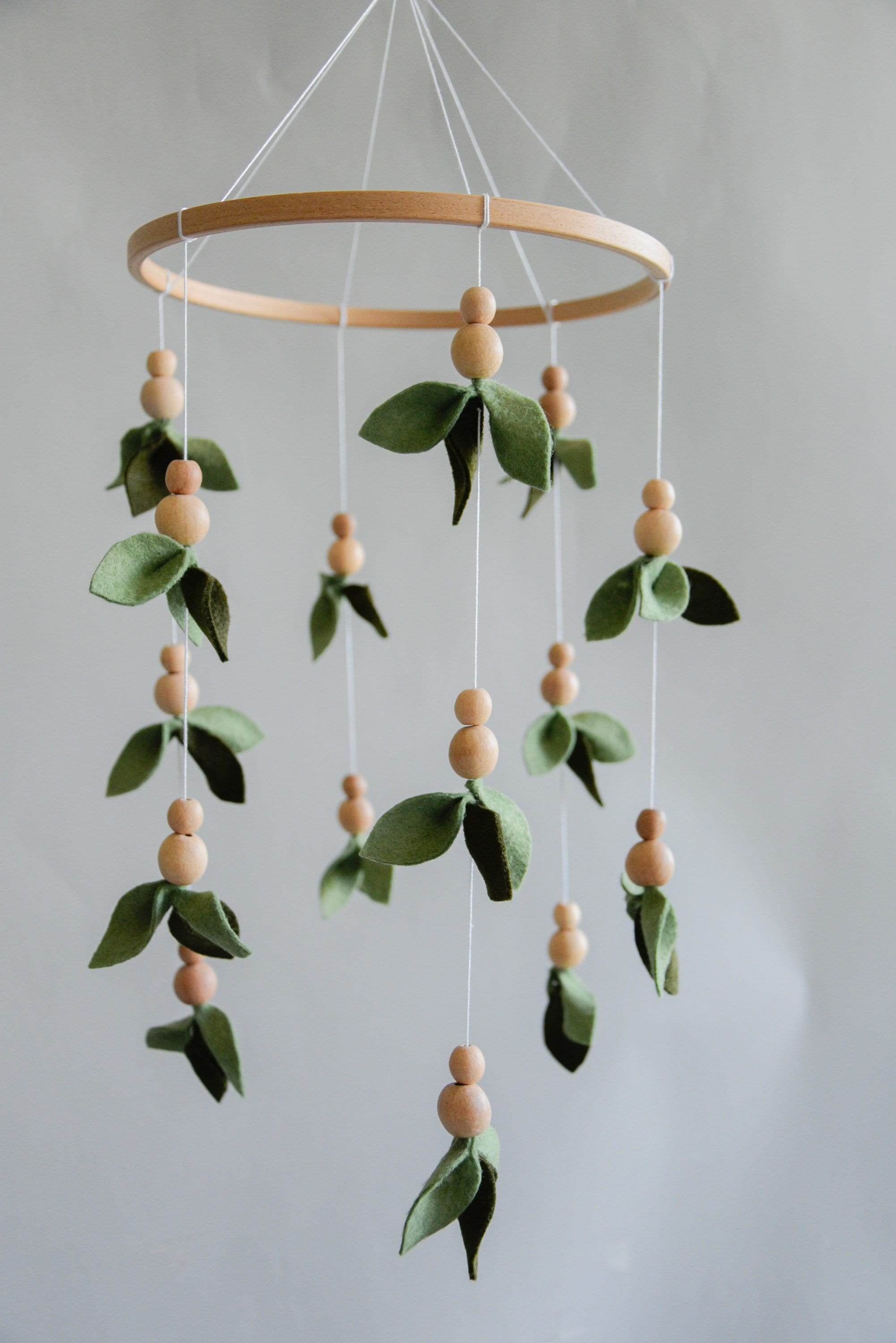 Forest style floral mobile with leaves and wooden pearls - Minidreams Decor