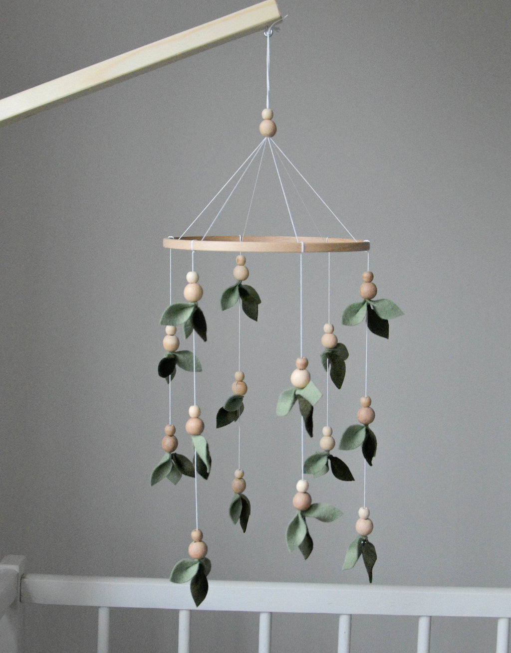 Forest style floral mobile with leaves and wooden pearls - Minidreams Decor
