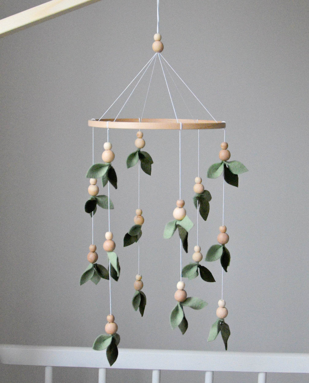 Forest style floral mobile with leaves and wooden pearls - Minidreams Decor