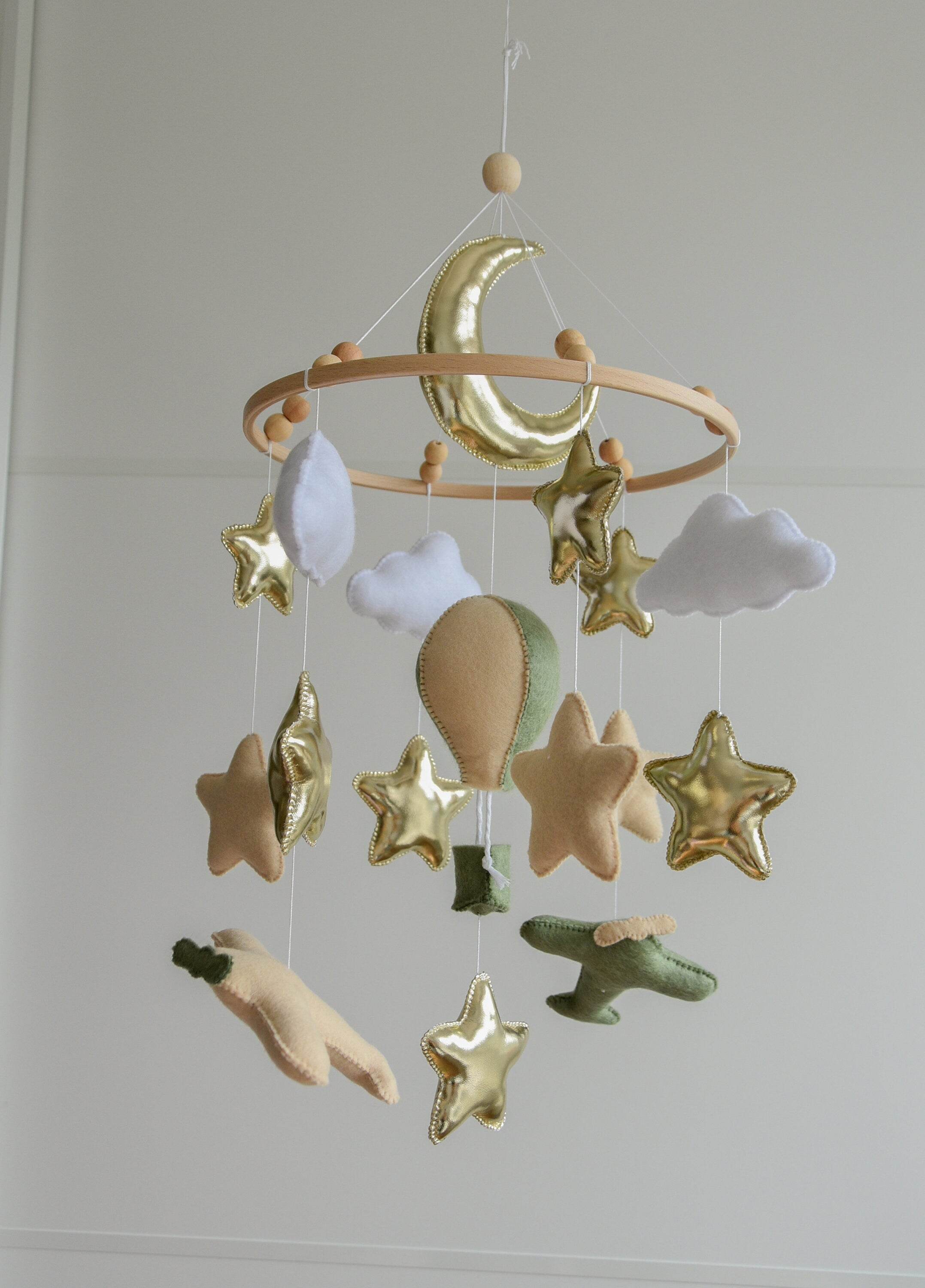 Airplane nursery baby mobile with hot air balloon - Minidreams Decor