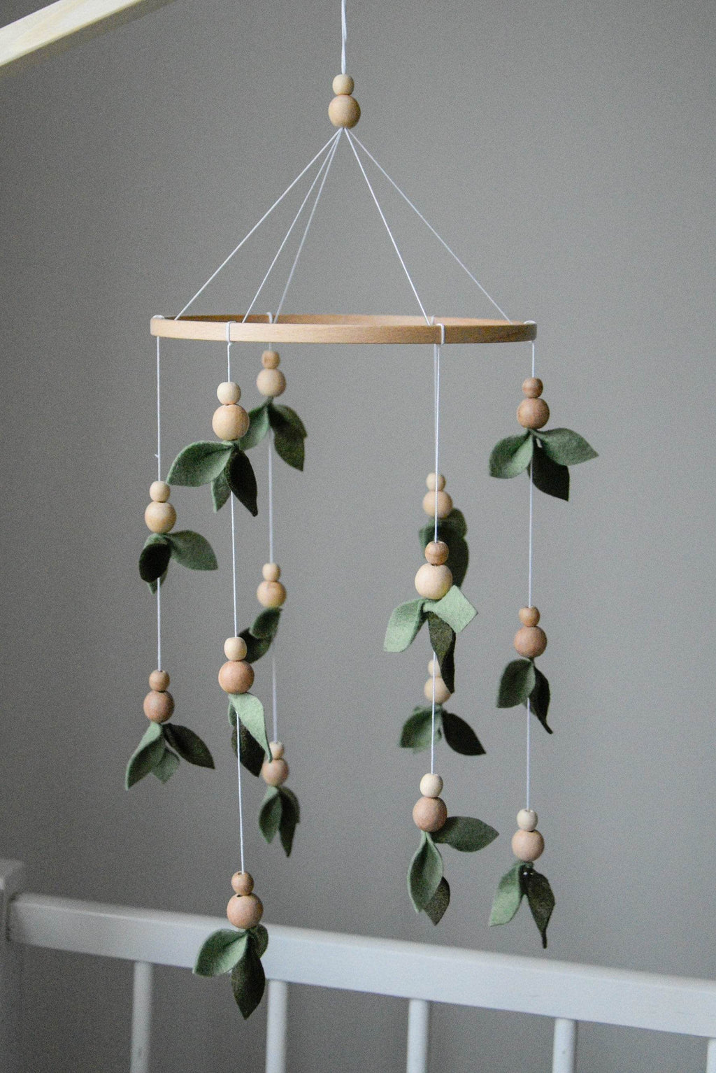 Forest style floral mobile with leaves and wooden pearls - Minidreams Decor