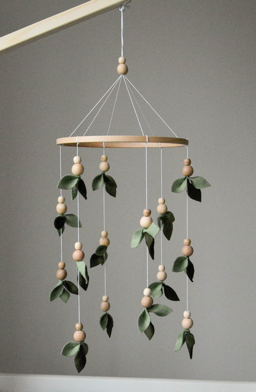 Forest style floral mobile with leaves and wooden pearls - Minidreams Decor